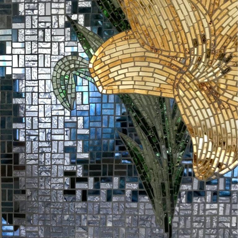 “Yellow Lily”- scultura da parete in vetro a mosaico. im Zustand „Neu“ im Angebot in Venezia, IT