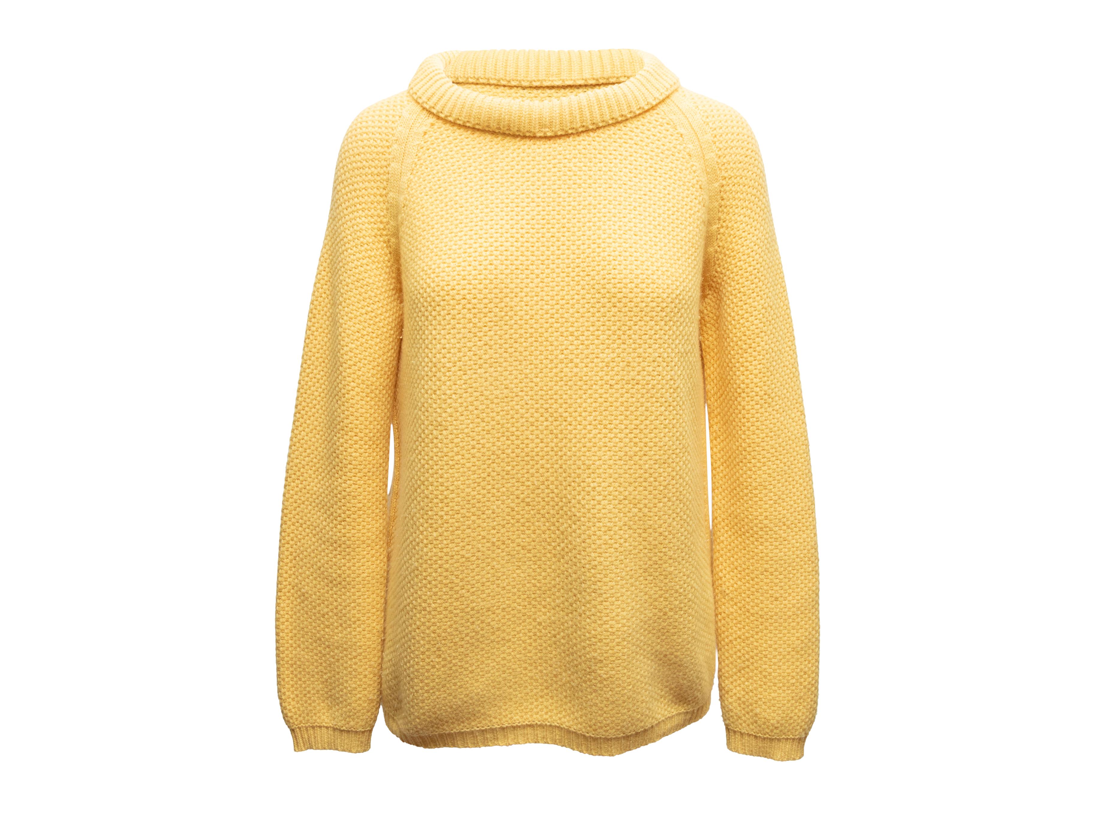 Maglione a collo alto in baby cashmere giallo di Loro Piana. Maniche lunghe. Seno di 39 pollici, larghezza spalle di 17 pollici, lunghezza di 25,5 pollici.

