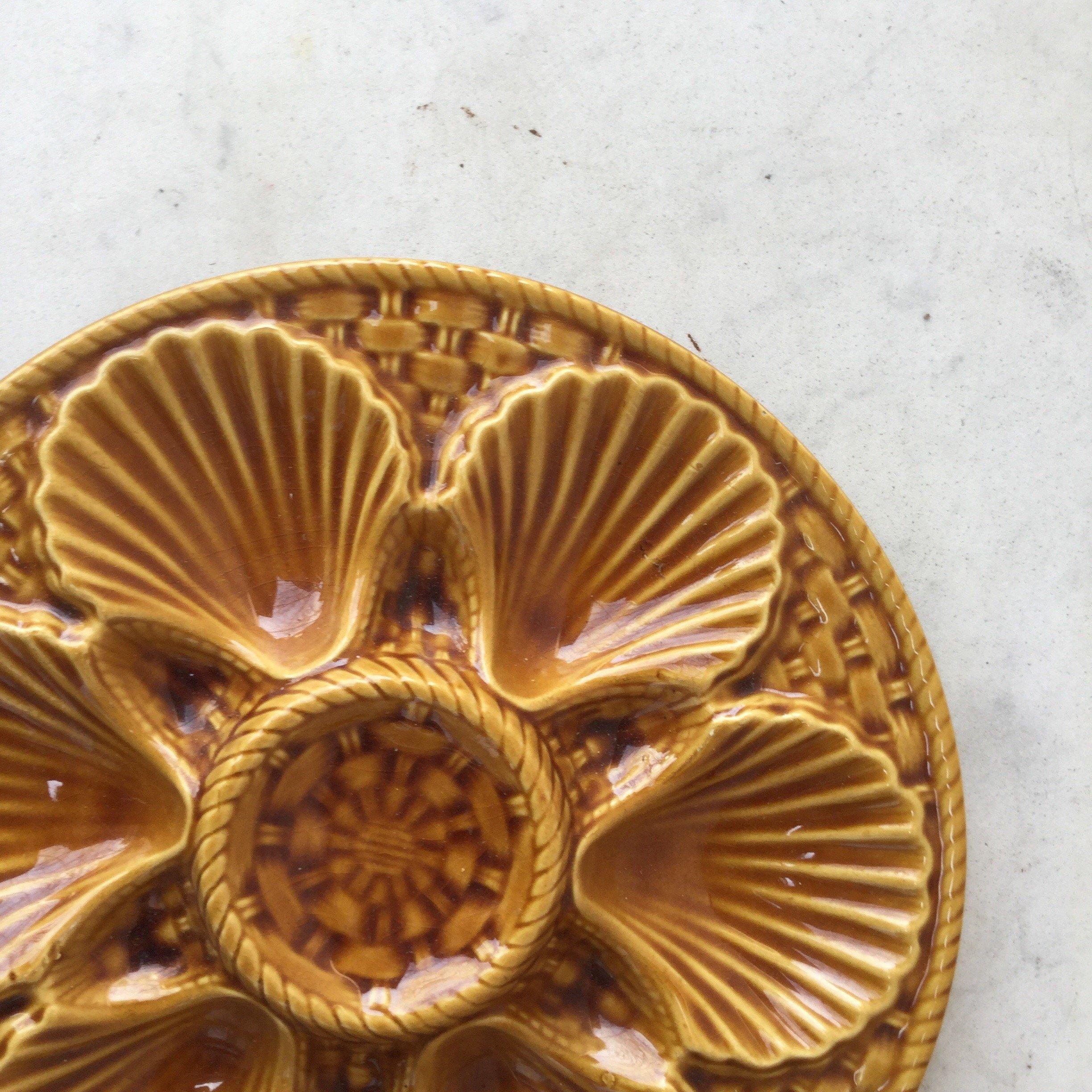 Yellow Majolica oyster plate longchamp, circa 1950.
11 plates available.