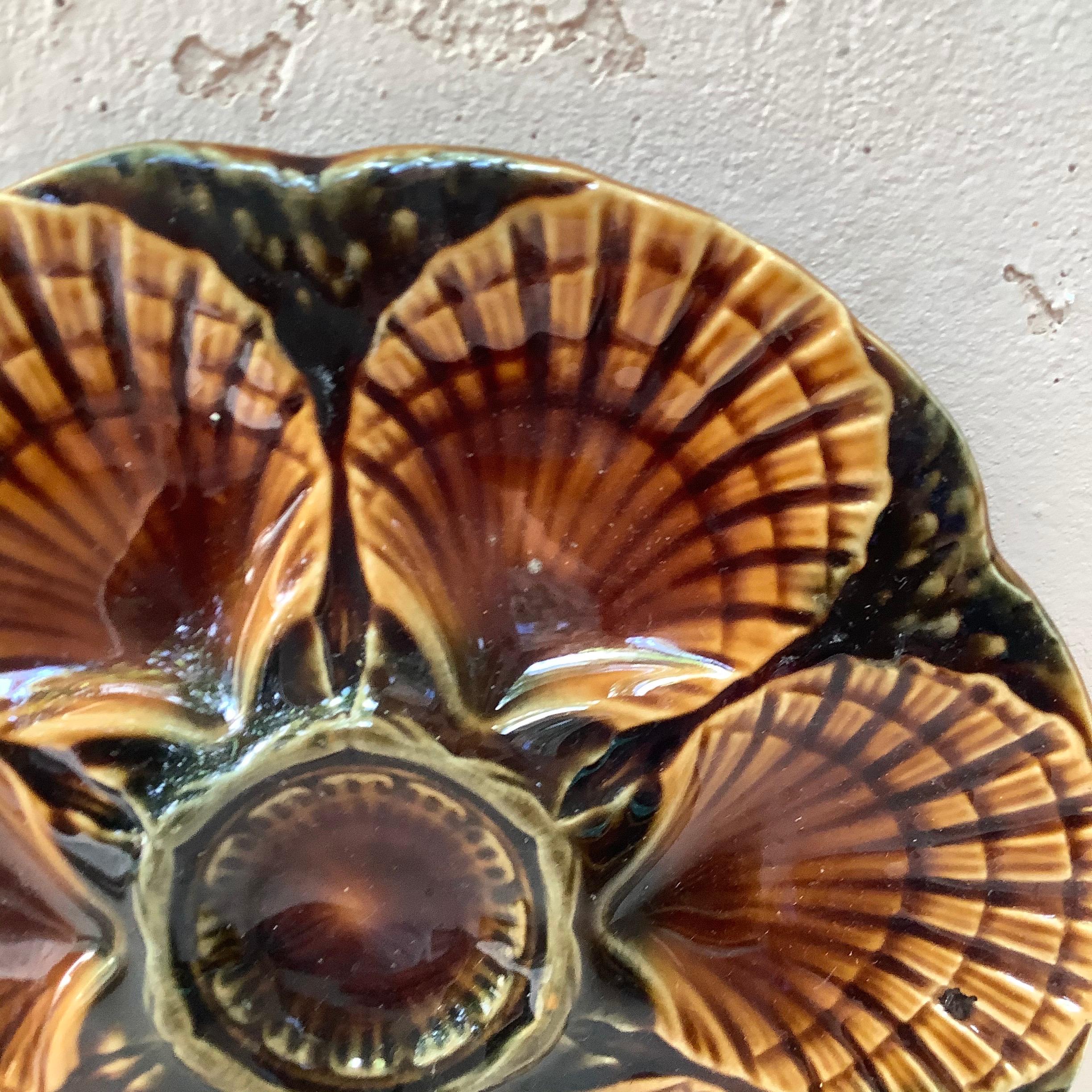 Majolica oyster plate signed Sarreguemines, circa 1950.
8 plates are available.