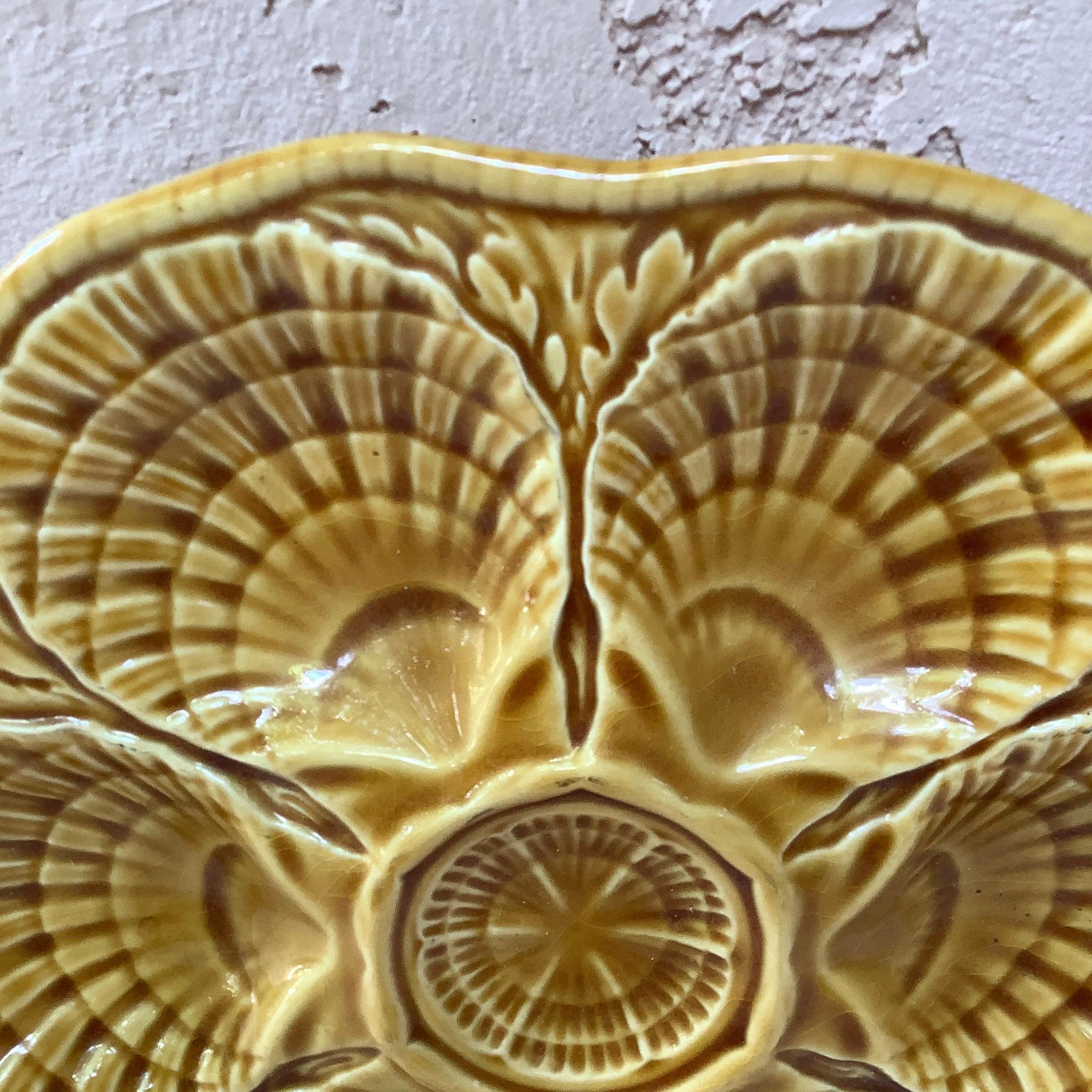 Art déco Assiette à huîtres jaune en majolique Sarreguemines vers 1930 en vente