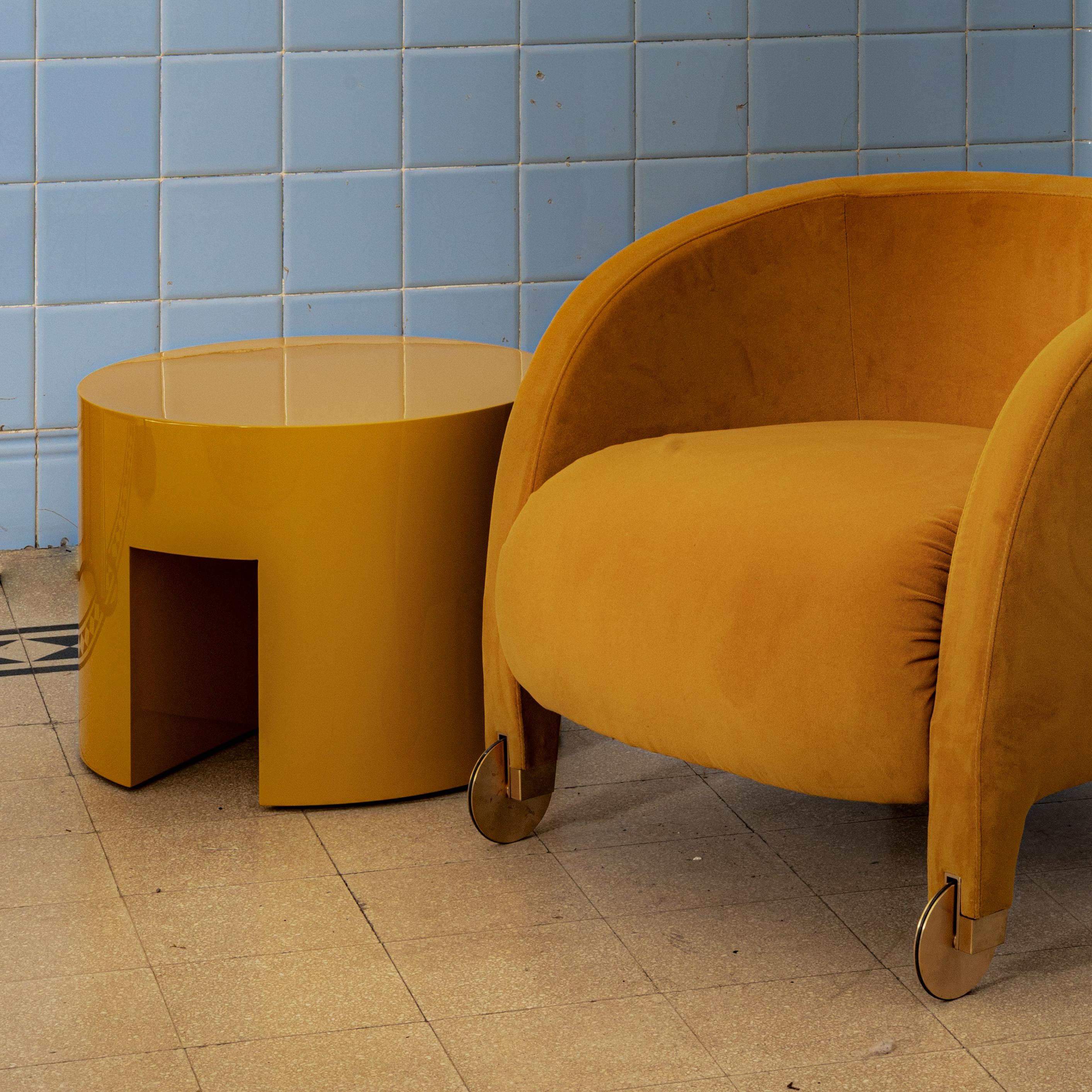 Postmoderne Table d'appoint jaune du Maryland par Somaschini en vente