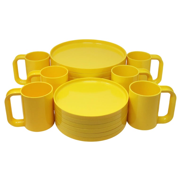 Service de table jaune Massimo Vignelli pour Heller - Lot de 18 En vente  sur 1stDibs