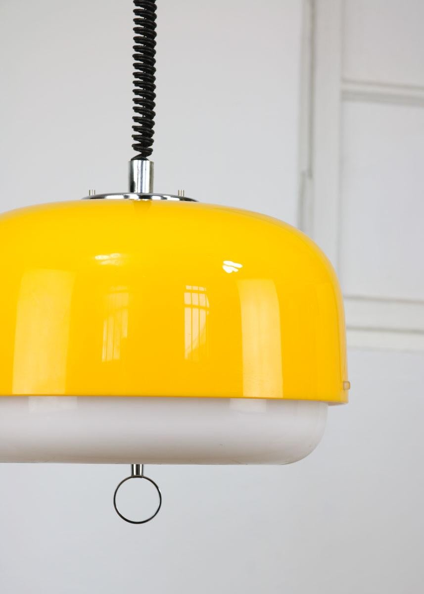 Rare yellow colour. Adjustable suspension height. The lamp socket is designed for standard E27 light-bulb (not included) but also takes your standard American/Canadian E26 size (tested). Works with 220v as well as 110v.

Good overall vintage