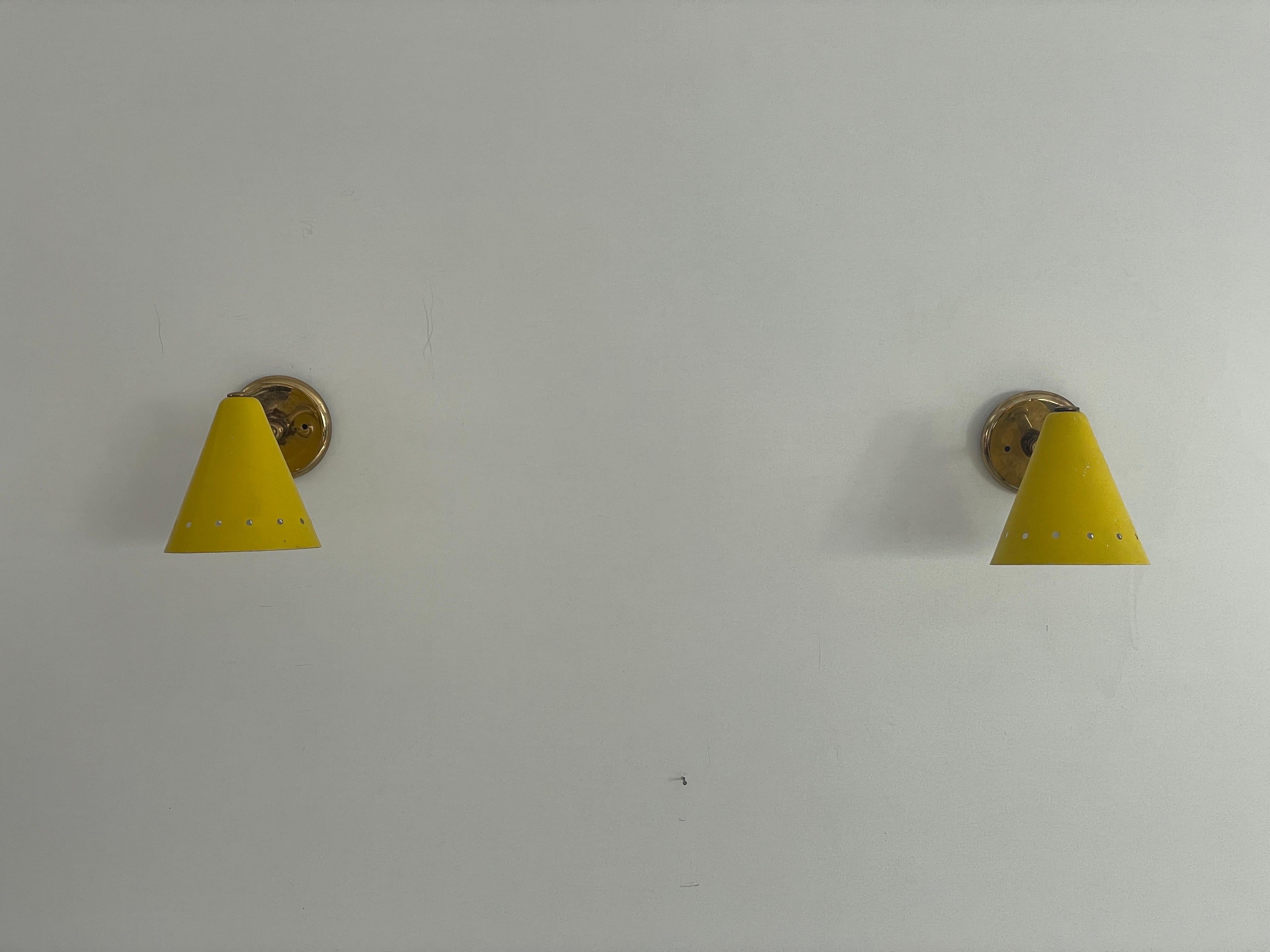 Paar Wandlampen aus gelbem Metall und Messing, 1960er Jahre, Italien (Moderne der Mitte des Jahrhunderts)