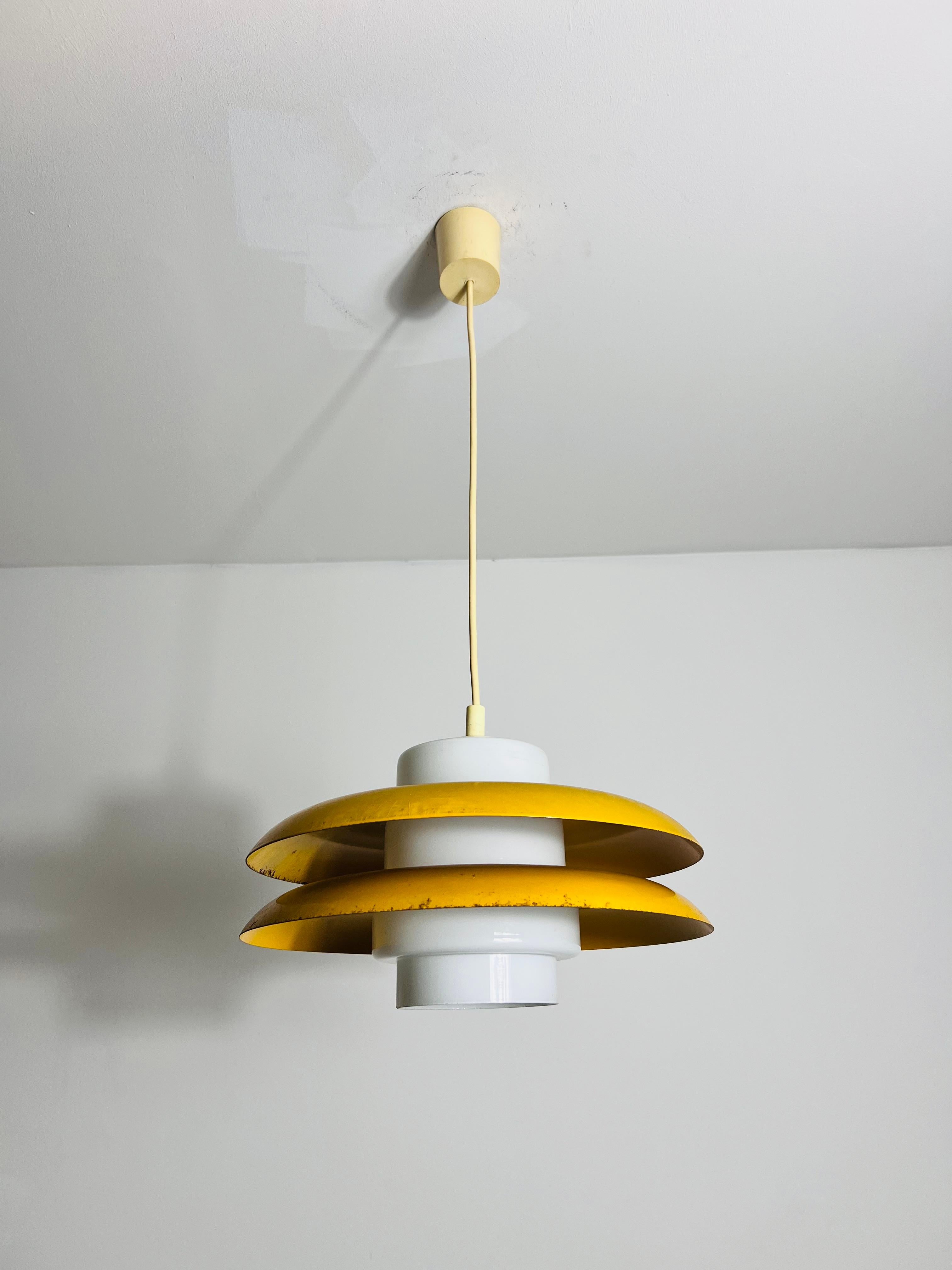 Questa straordinaria lampada incarna l'estetica futuristica dell'era dell'A Space, realizzata in Germania negli anni Settanta. Il design è caratterizzato da un elegante corpo in vetro opalino che emana una luce morbida e diffusa quando è illuminato.