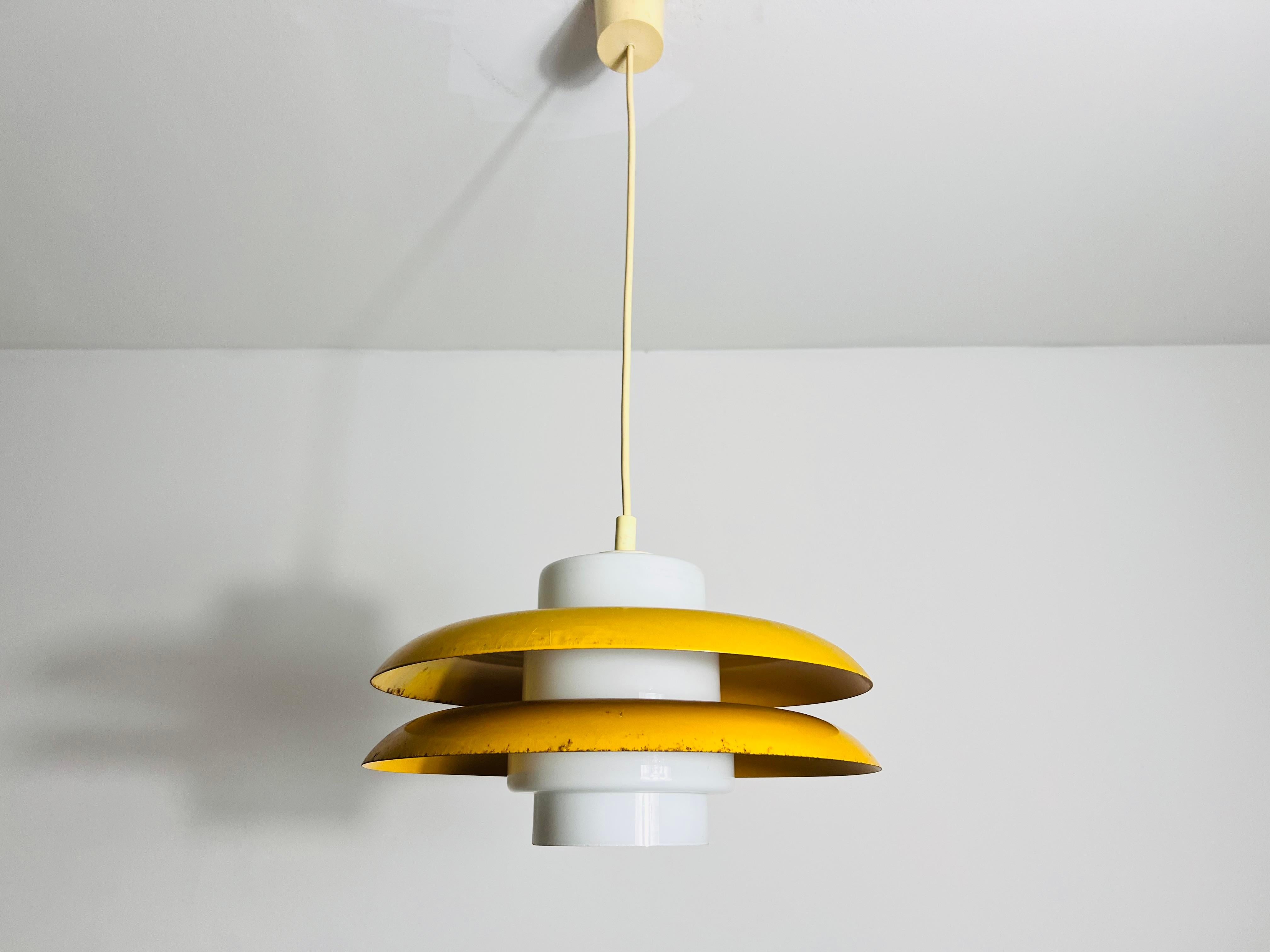 Mid-Century moderno Lampada a sospensione A Space Age in metallo giallo e vetro opalino, Germania, anni '70 in vendita