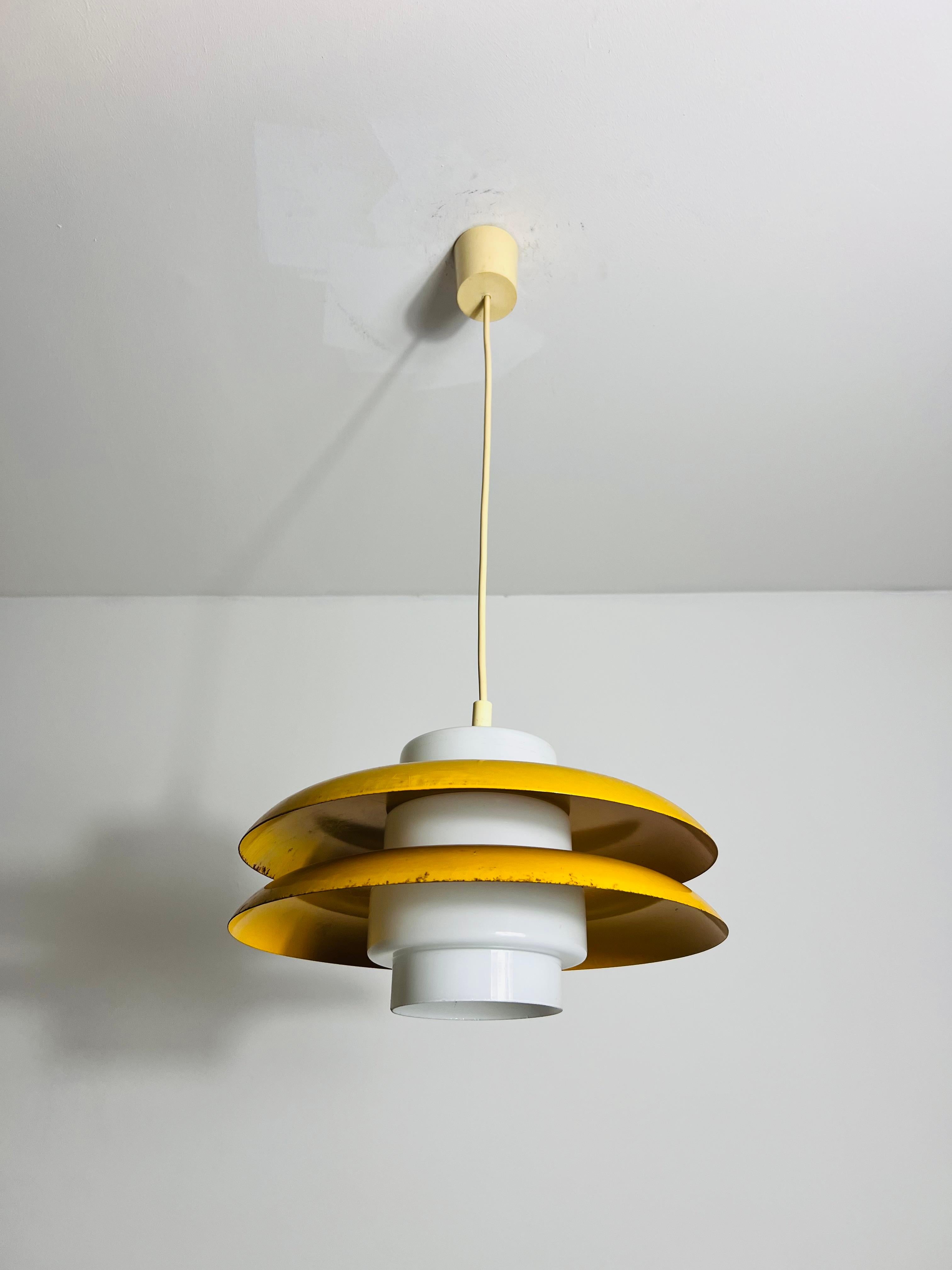Tedesco Lampada a sospensione A Space Age in metallo giallo e vetro opalino, Germania, anni '70 in vendita