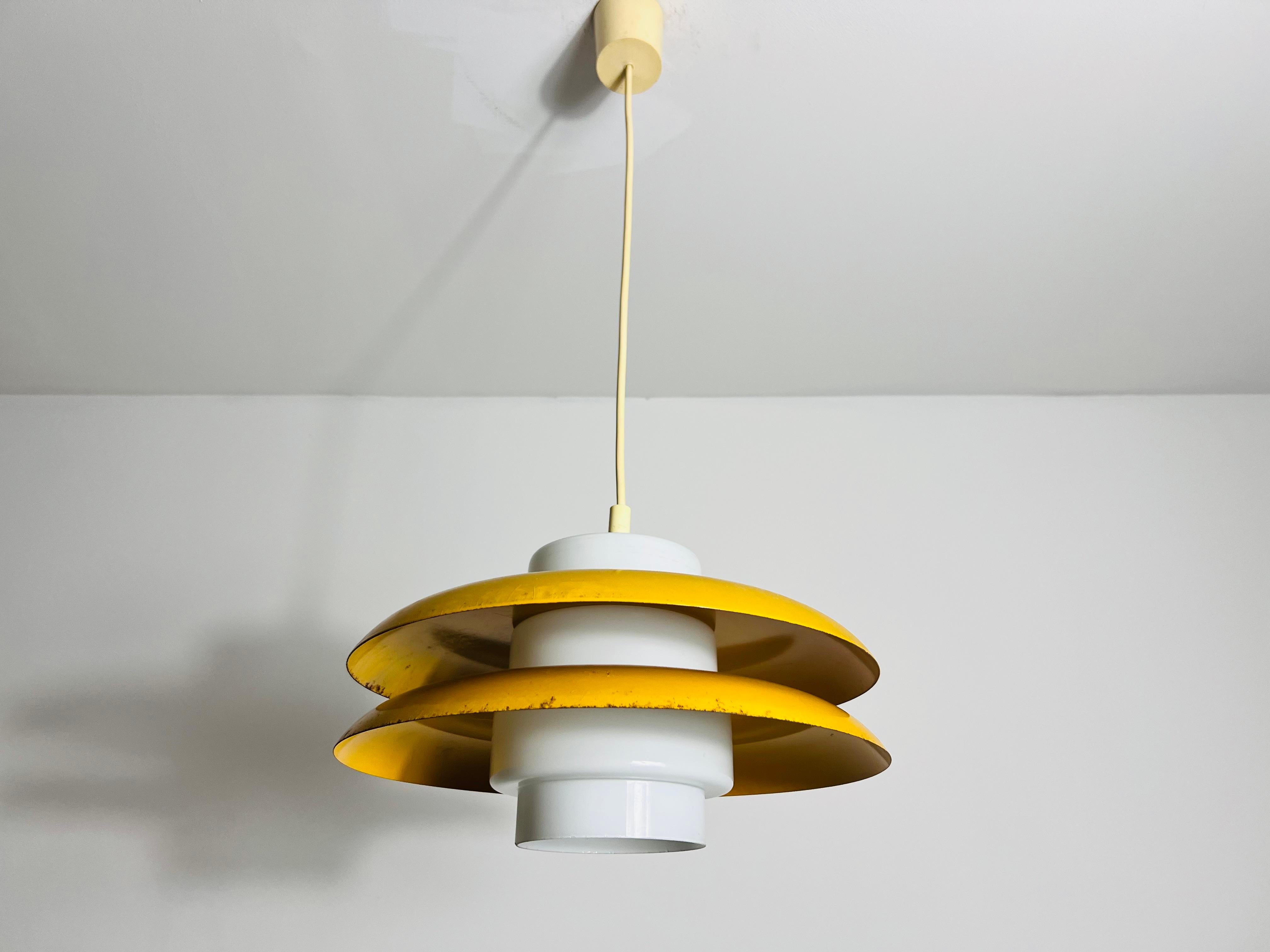 Lampada a sospensione A Space Age in metallo giallo e vetro opalino, Germania, anni '70 In condizioni buone in vendita a Hagenbach, DE