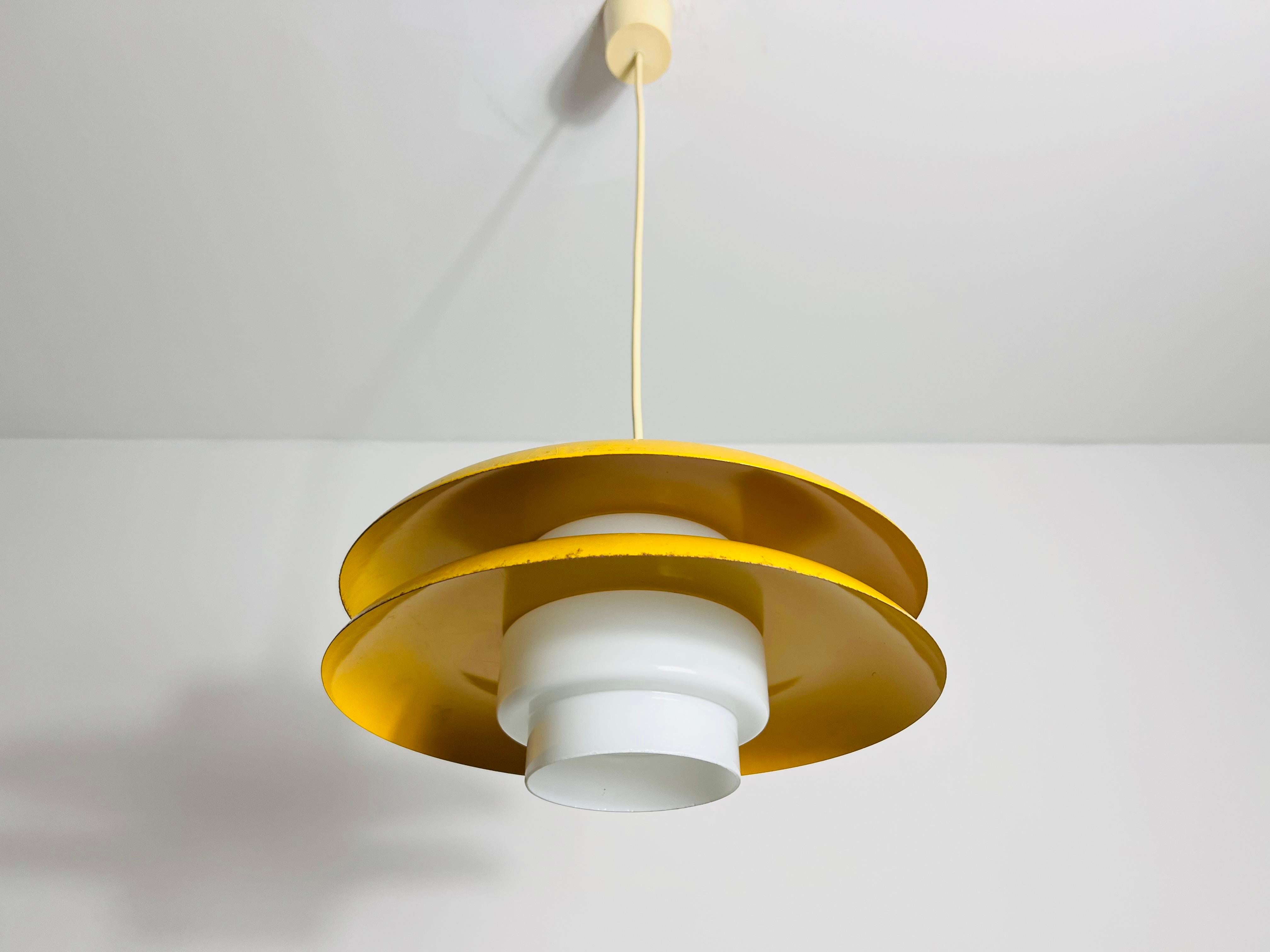 Fine XX secolo Lampada a sospensione A Space Age in metallo giallo e vetro opalino, Germania, anni '70 in vendita