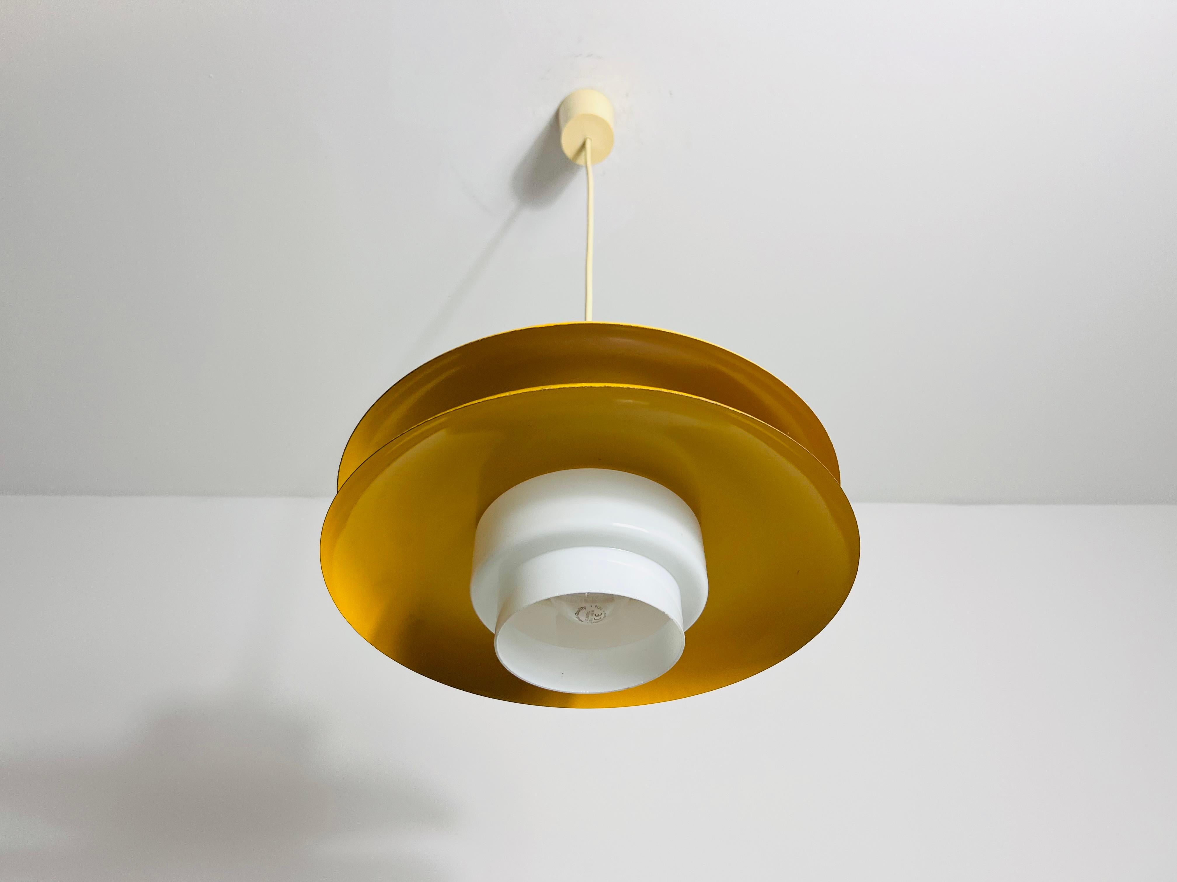 Metallo Lampada a sospensione A Space Age in metallo giallo e vetro opalino, Germania, anni '70 in vendita