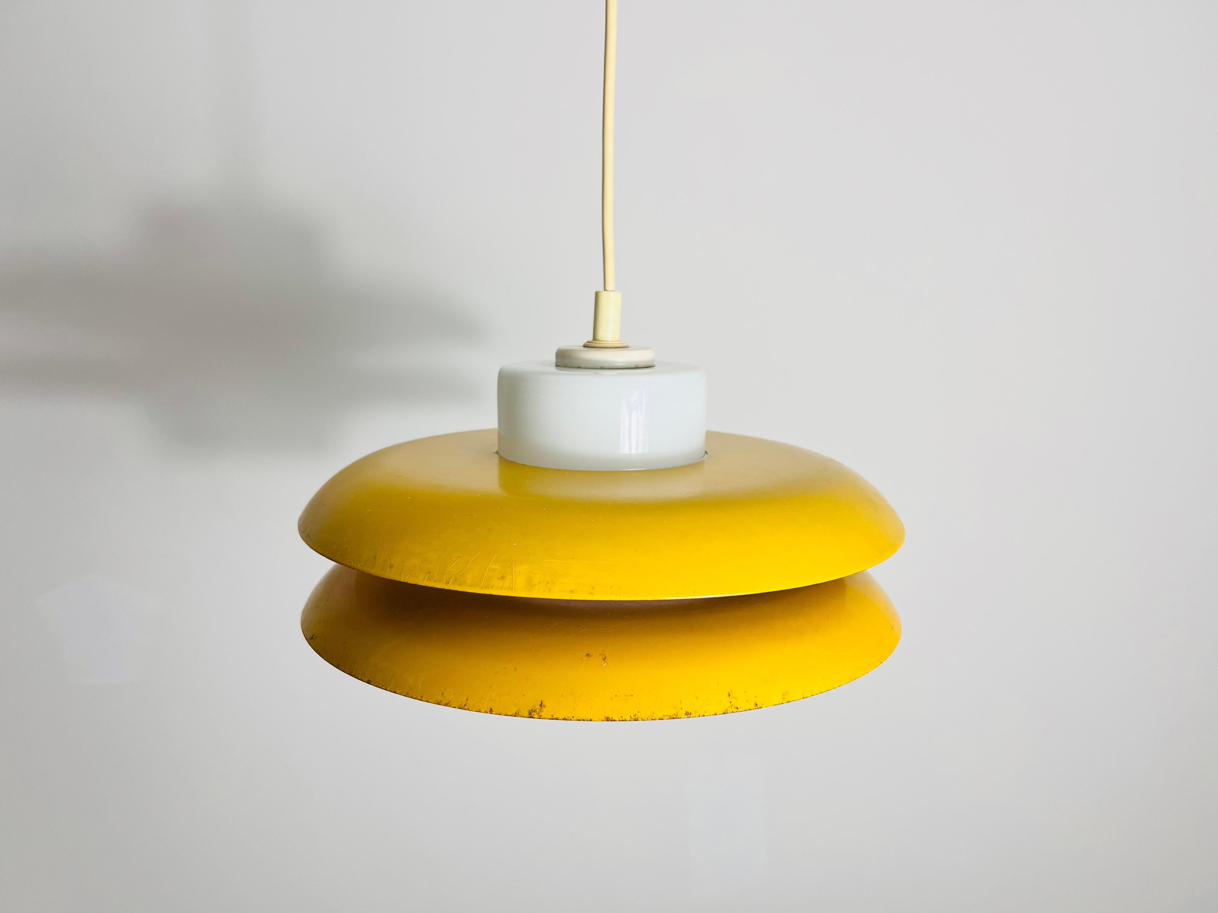 Lampada a sospensione A Space Age in metallo giallo e vetro opalino, Germania, anni '70 in vendita 1