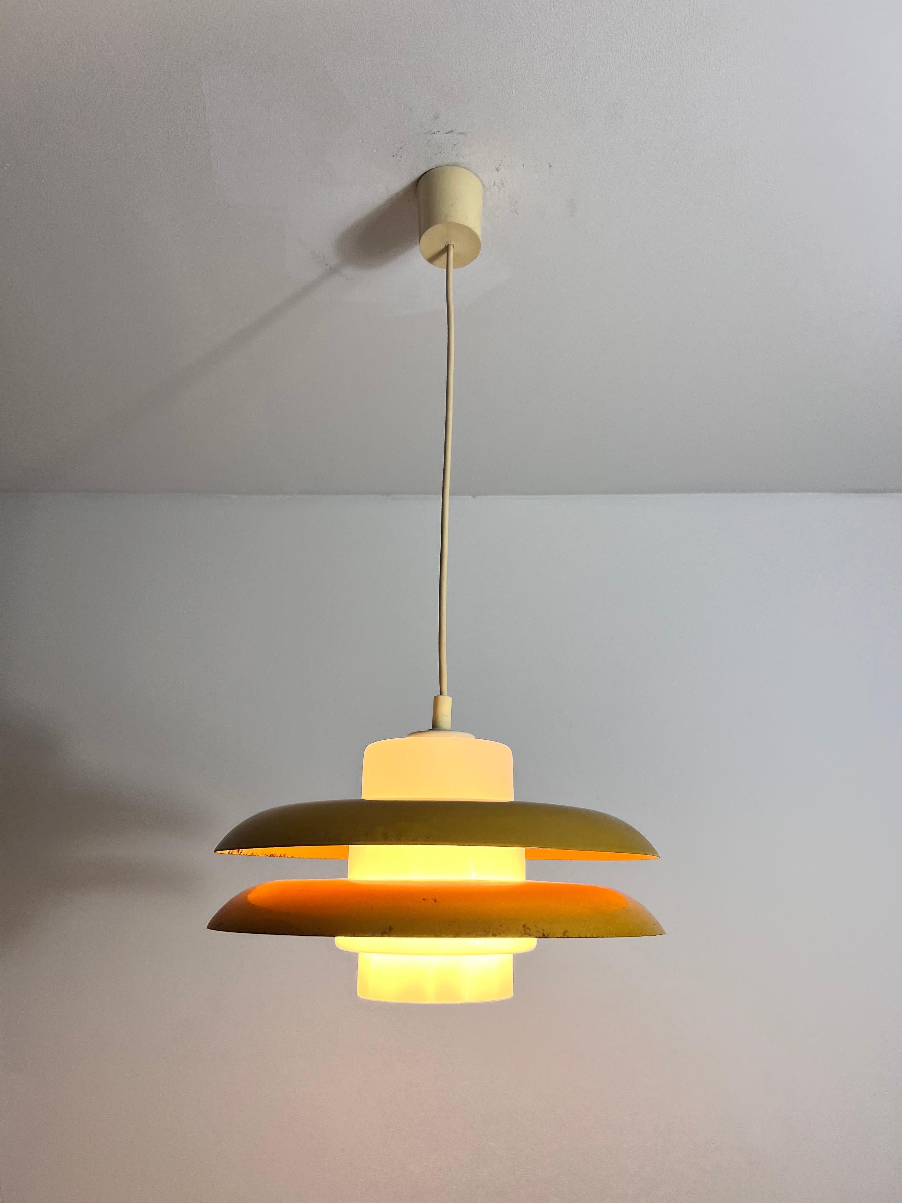 Lampada a sospensione A Space Age in metallo giallo e vetro opalino, Germania, anni '70 in vendita 2