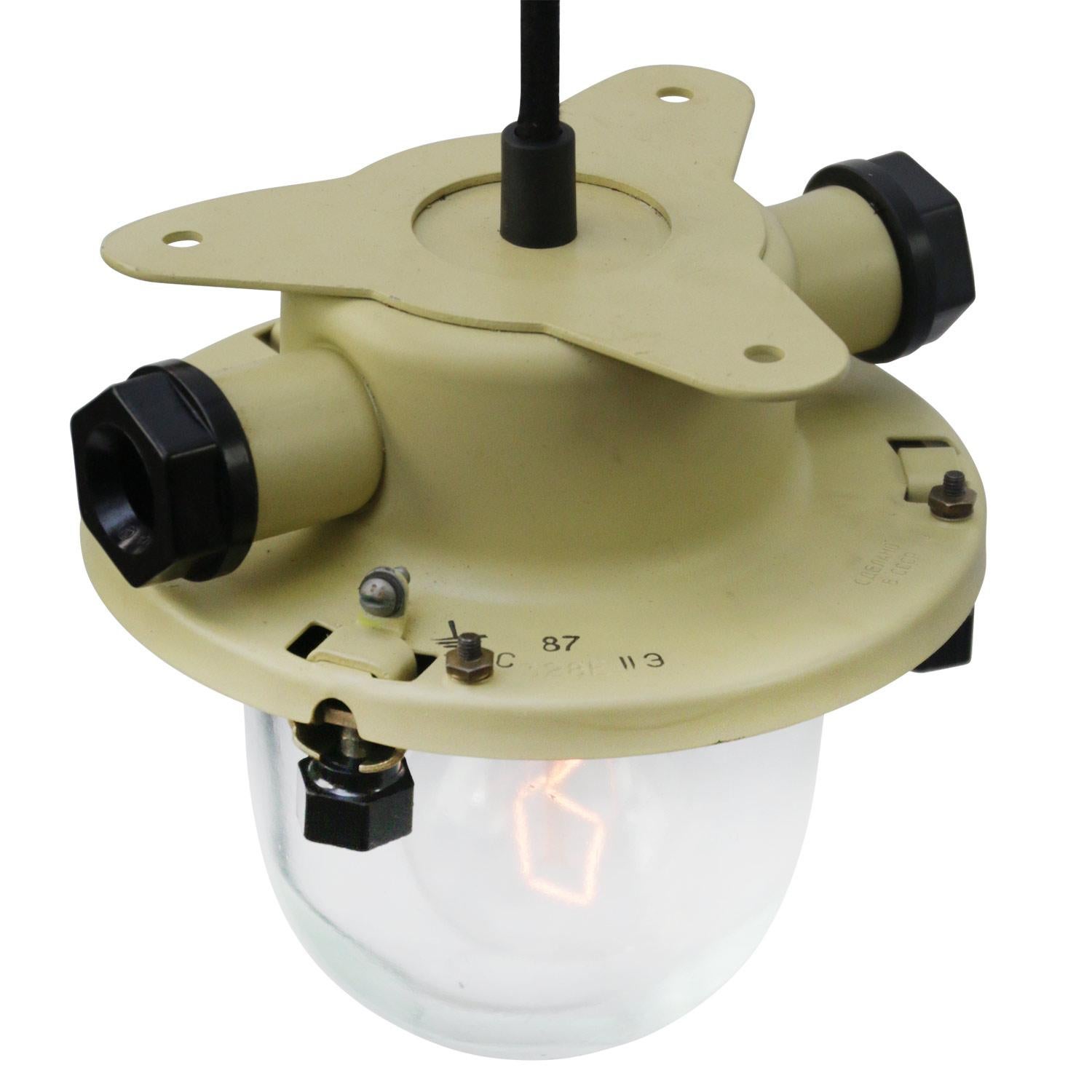 Gelbe Industrielampe aus Eisen. Klares Glas. 

Gewicht: 1,60 kg / 3,5 lb

Der Preis gilt für jeden einzelnen Artikel. Alle Lampen sind nach internationalen Normen für Glühbirnen, energieeffiziente und LED-Lampen geeignet.