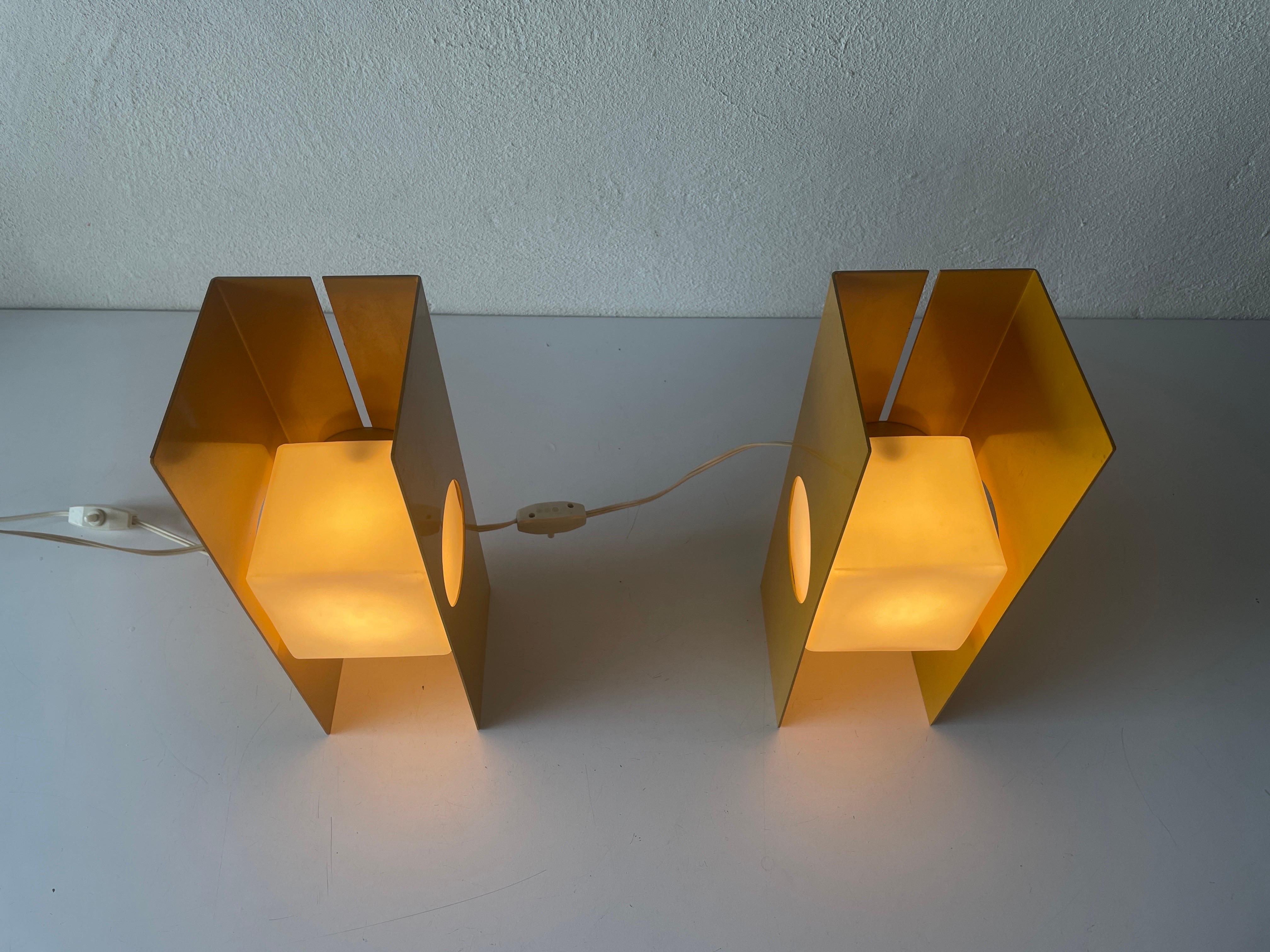 Paire de lampes de bureau en mtal jaune et verre cubique de l're spatiale par Luci, 1970, Italie en vente 3