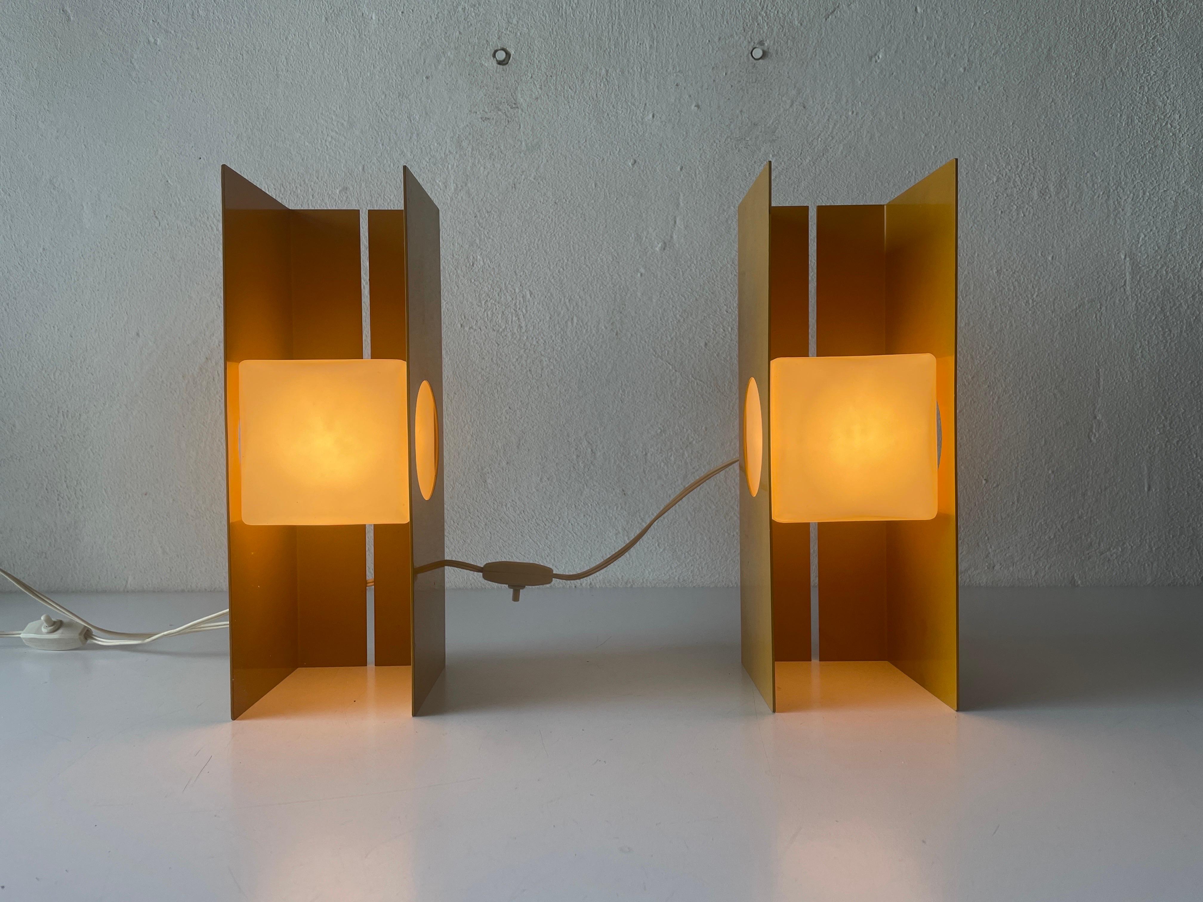 Paire de lampes de bureau en mtal jaune et verre cubique de l're spatiale par Luci, 1970, Italie en vente 5