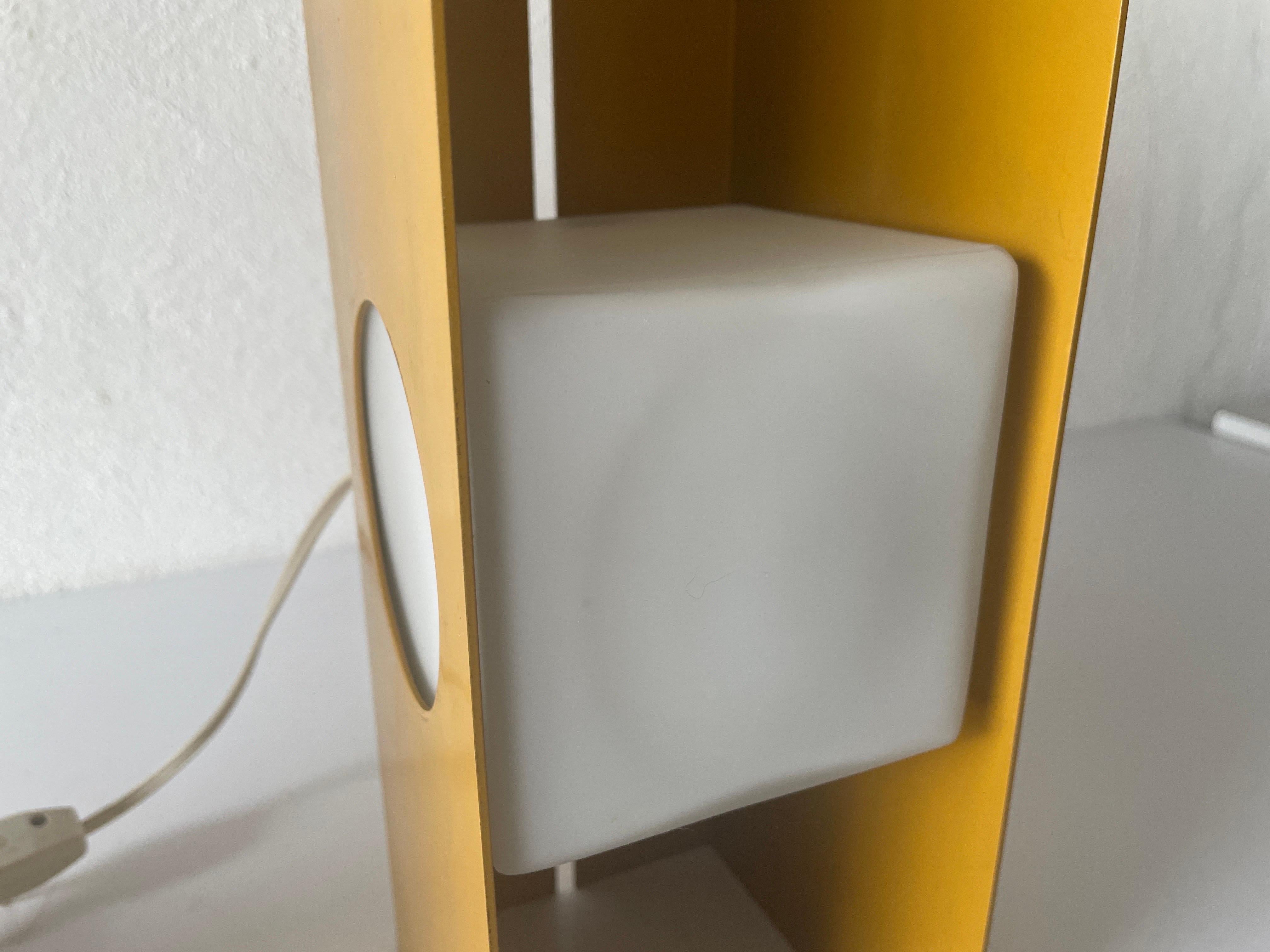 Fin du 20e siècle Paire de lampes de bureau en mtal jaune et verre cubique de l're spatiale par Luci, 1970, Italie en vente