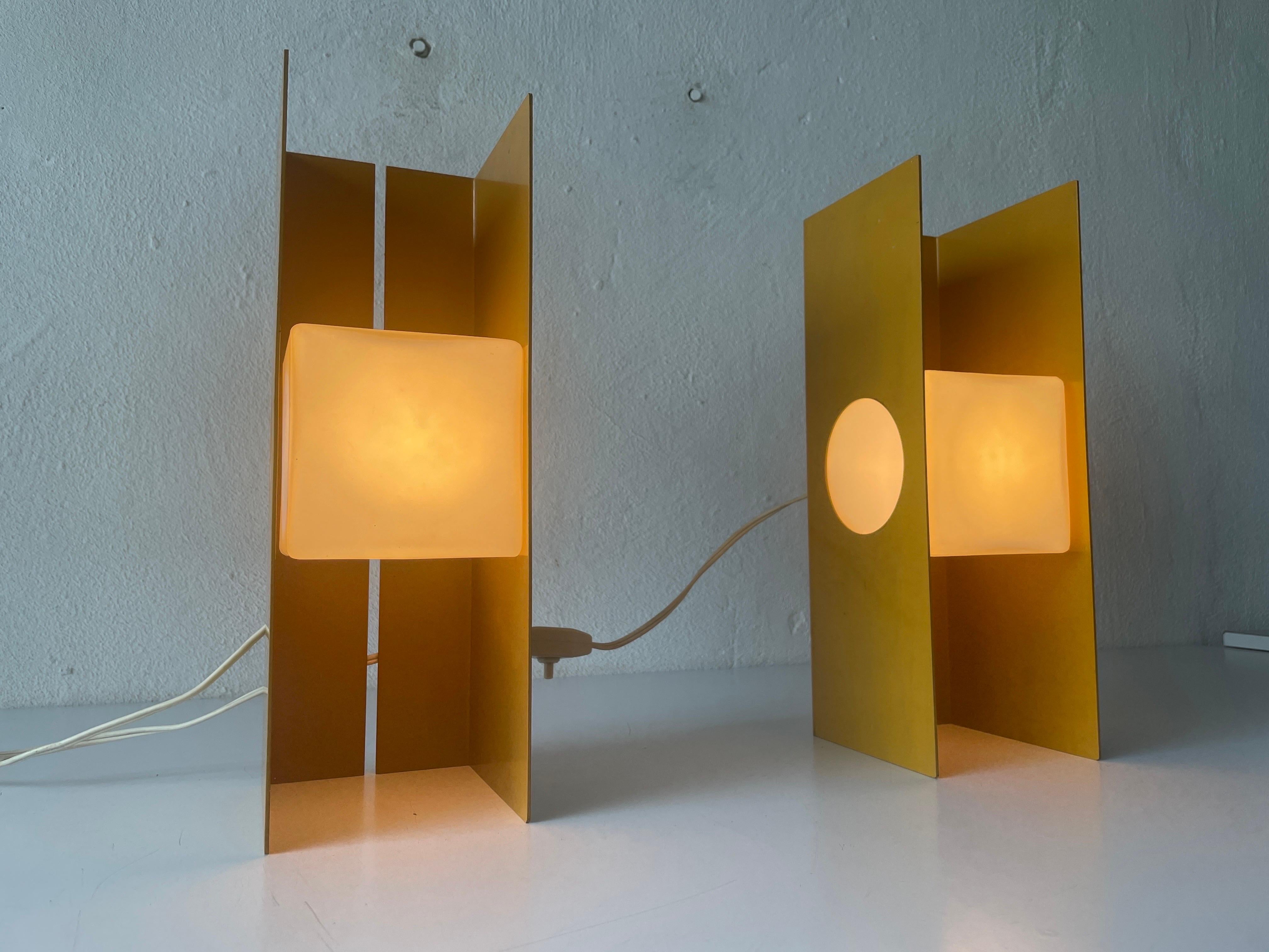 Paire de lampes de bureau en mtal jaune et verre cubique de l're spatiale par Luci, 1970, Italie en vente 1