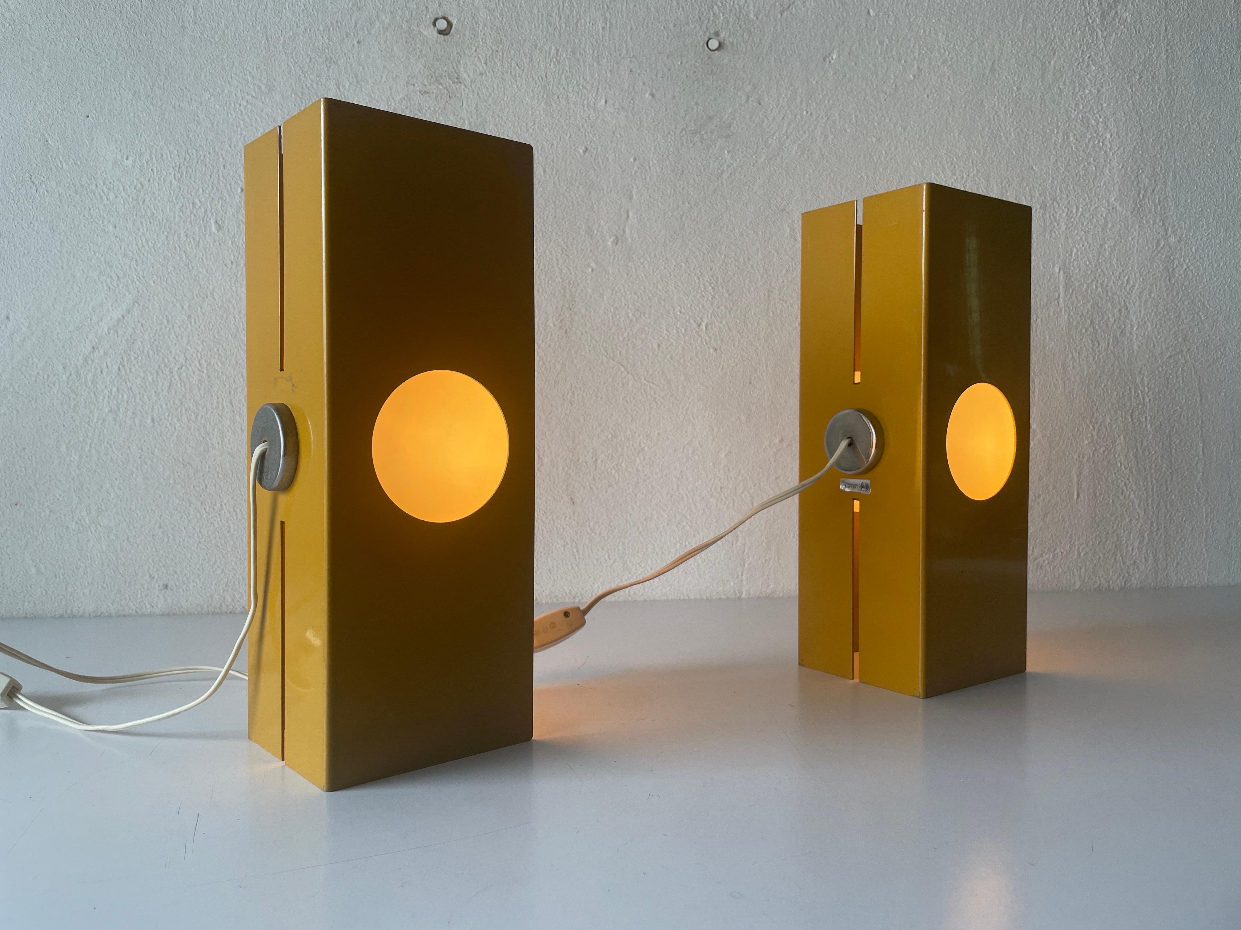 Paire de lampes de bureau en mtal jaune et verre cubique de l're spatiale par Luci, 1970, Italie en vente 2