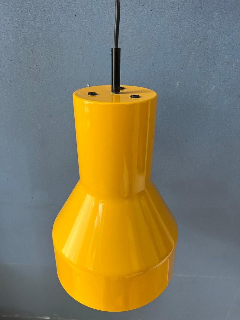 Lampe suspendue de forme industrielle de l'ère spatiale, 1970 Excellent état - En vente à ROTTERDAM, ZH