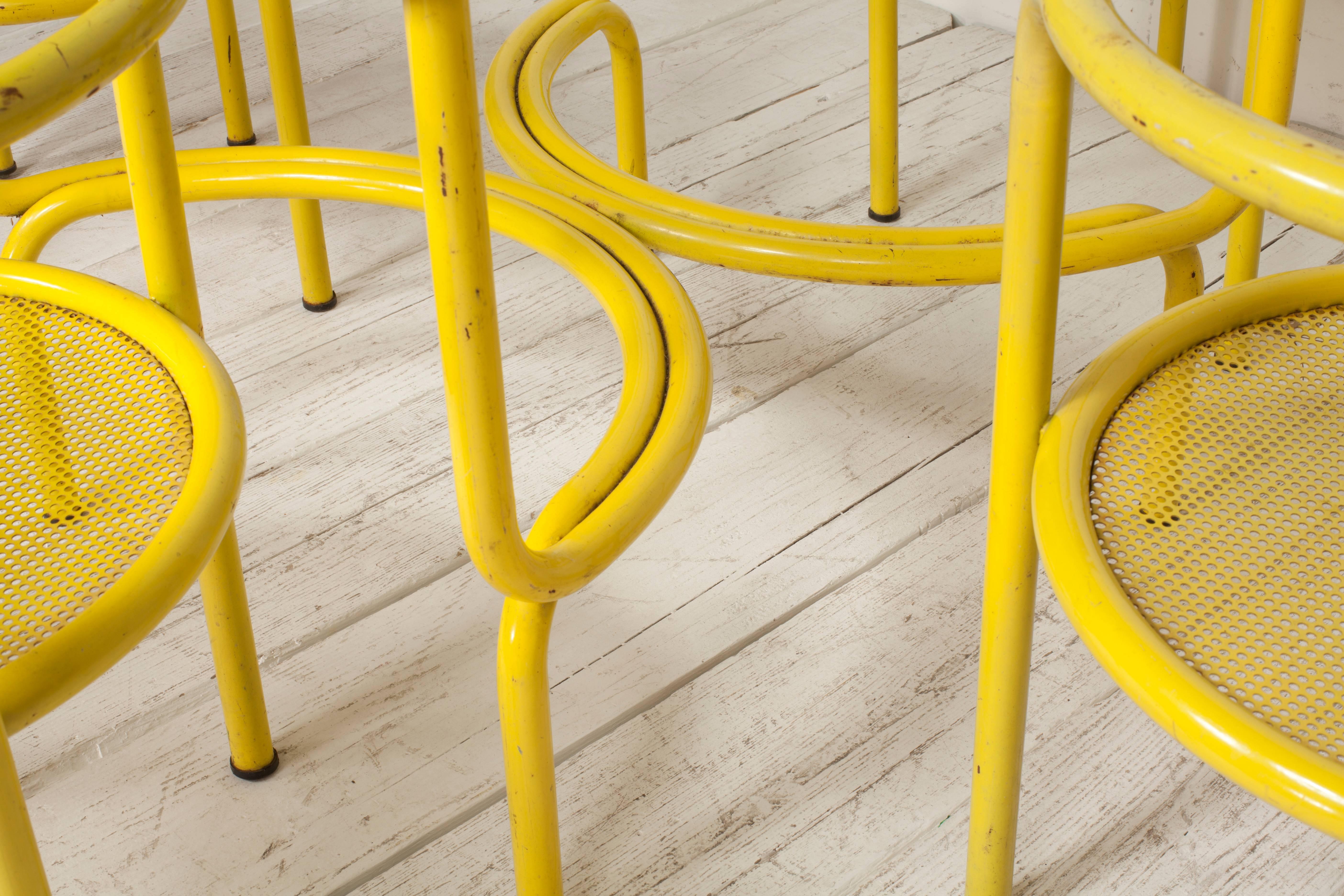 Yellow Metal Tubular Dining Table Set with Four Matching Chairs by Gae Aulenti In Distressed Condition In Los Angeles, CA