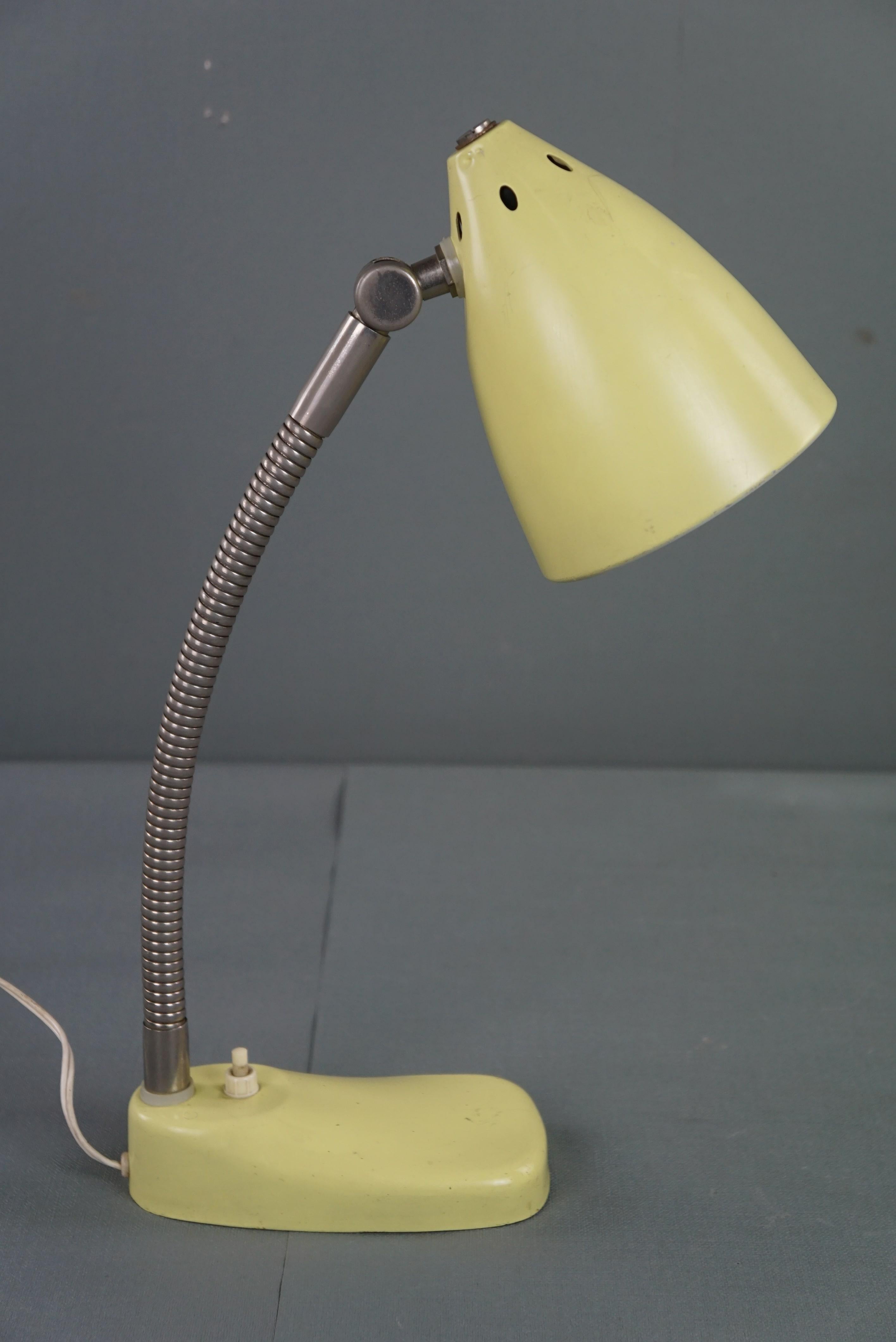 Lampe/lampe de bureau design vintage des années 1960 en métal jaune État moyen - En vente à Harderwijk, NL