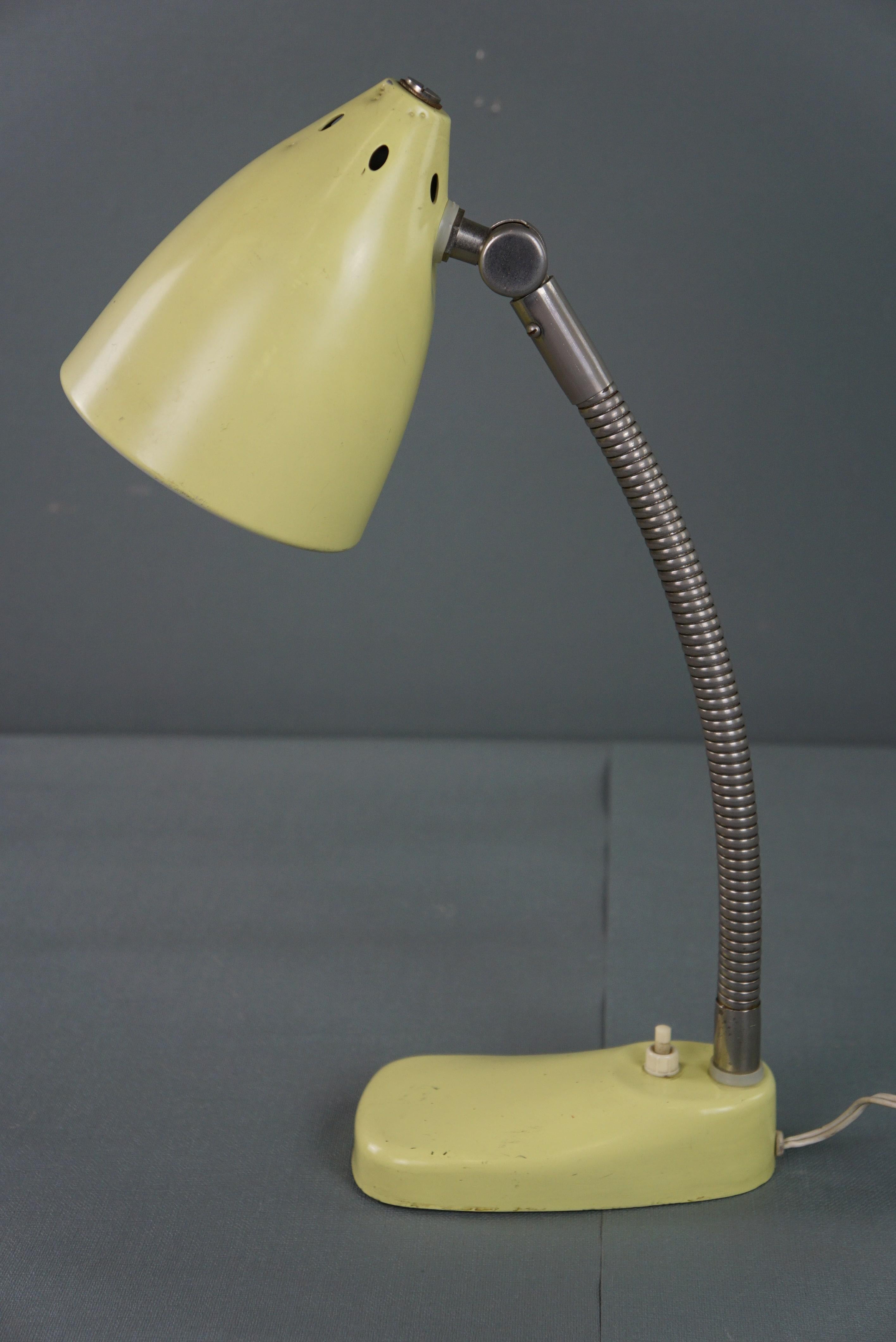 Métal Lampe/lampe de bureau design vintage des années 1960 en métal jaune en vente