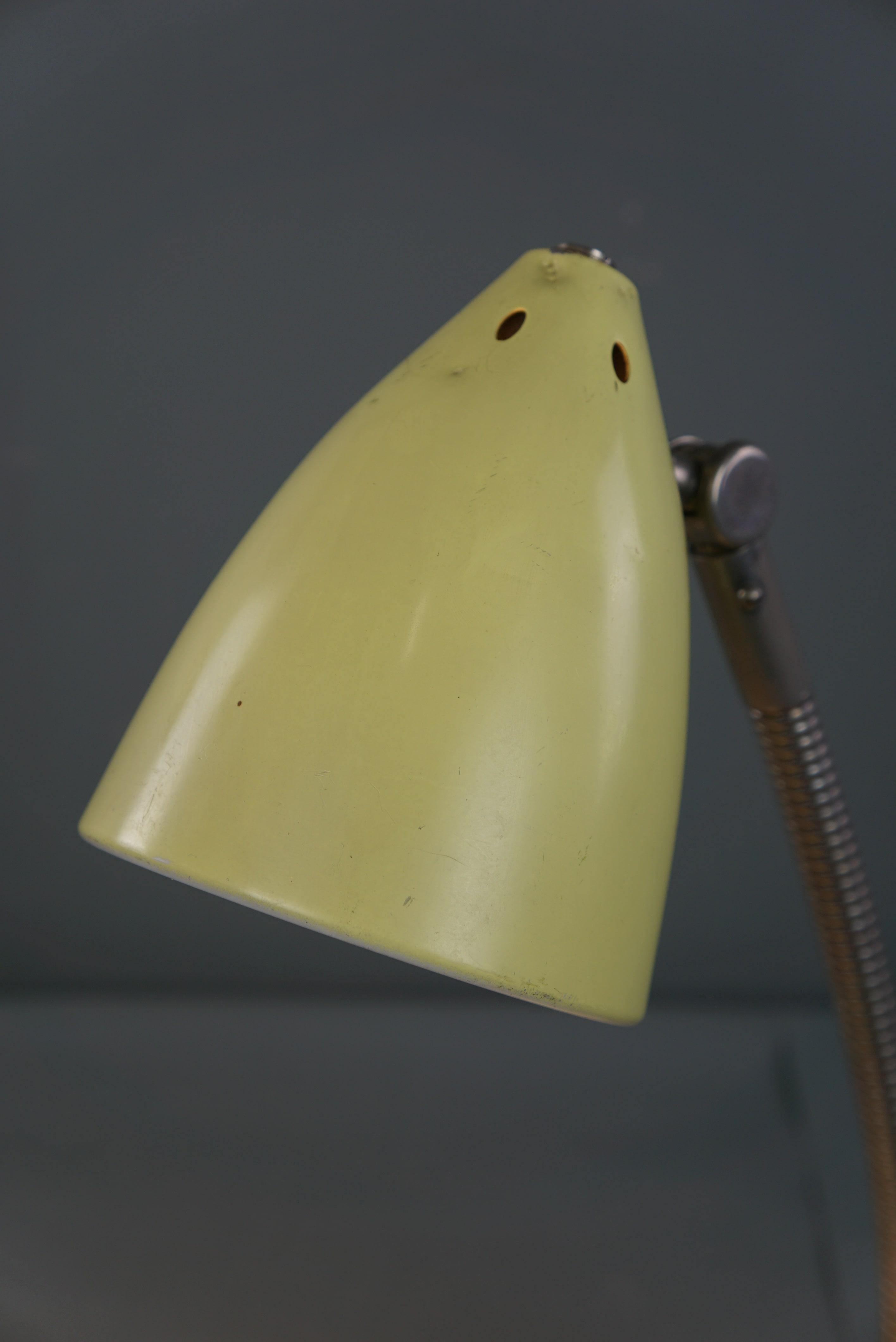 Lampe/lampe de bureau design vintage des années 1960 en métal jaune en vente 1