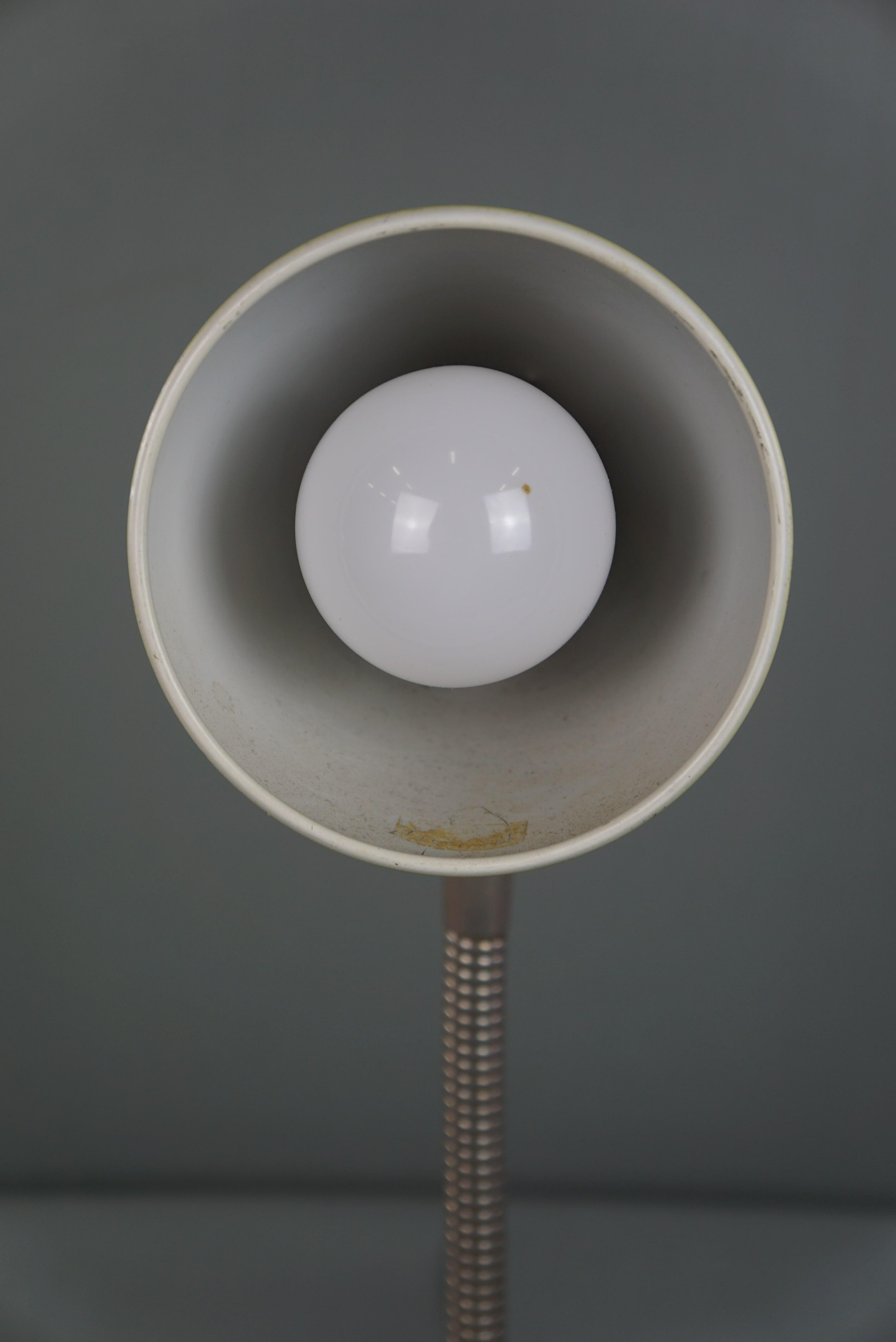 Lampe/lampe de bureau design vintage des années 1960 en métal jaune en vente 3