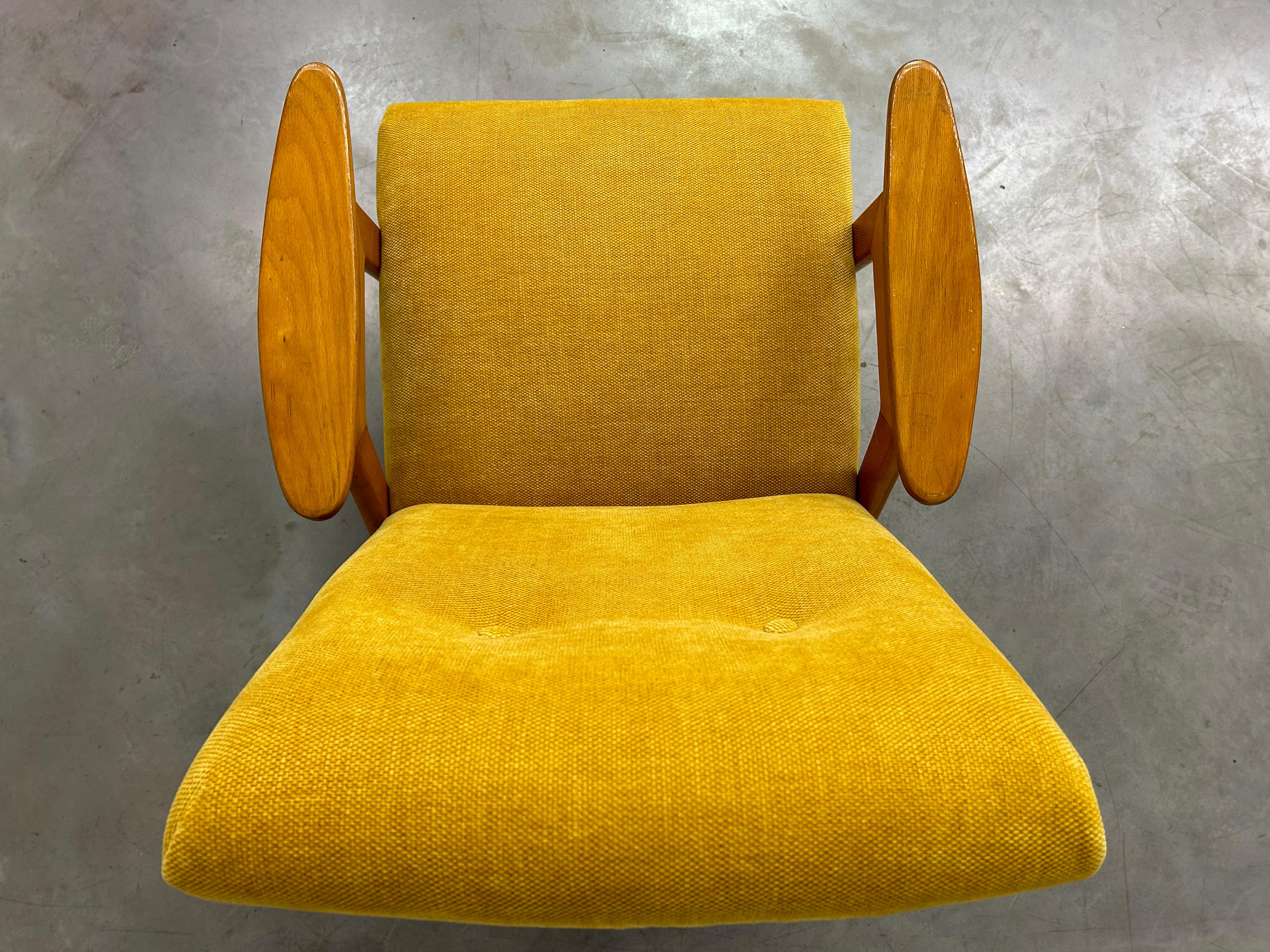 Fin du 20e siècle Fauteuil jaune de Jaroslav Šmídek, design du milieu du siècle dernier  en vente