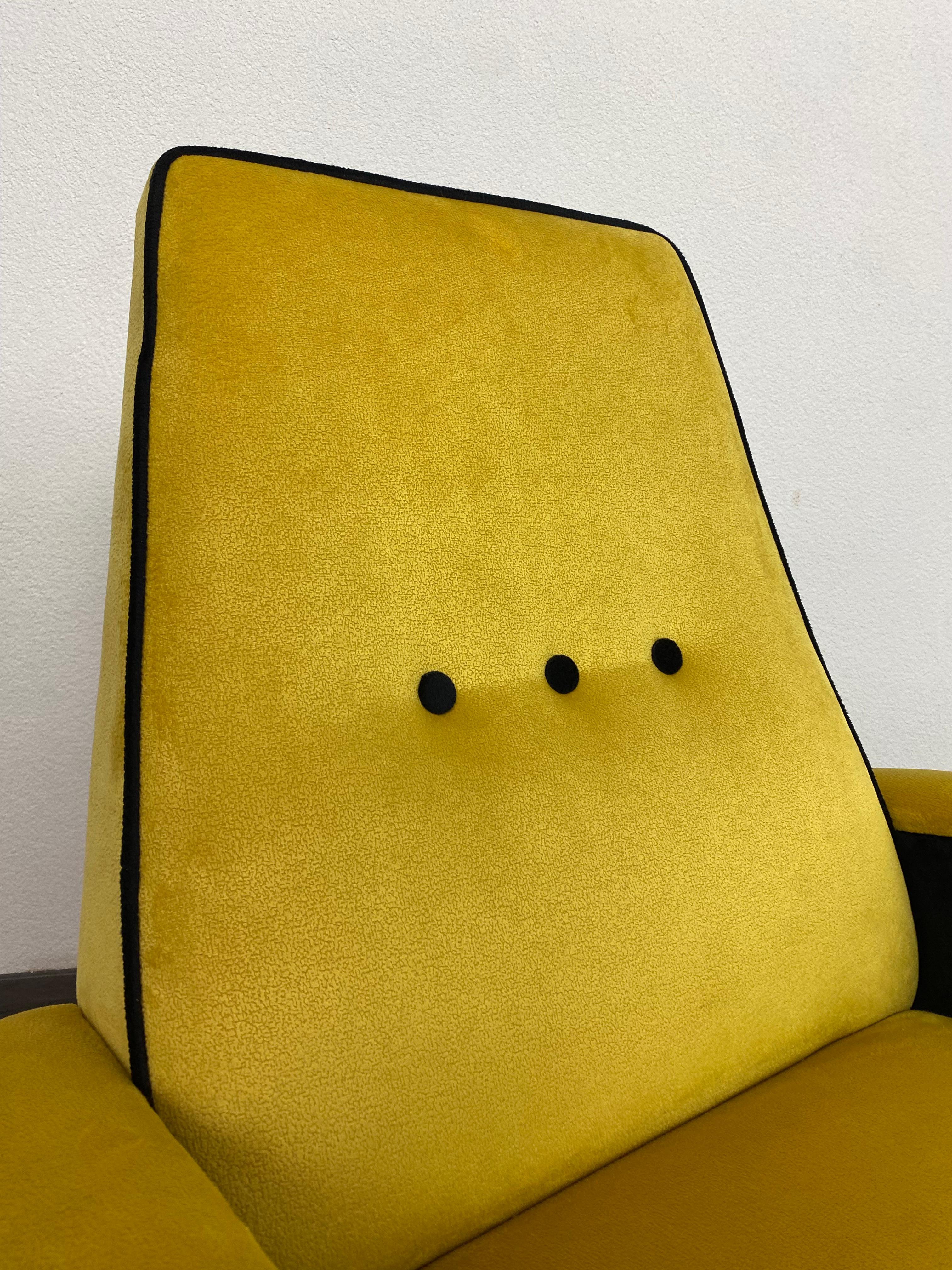 Gelbe Sessel im Mid-Century-Design im Angebot 3