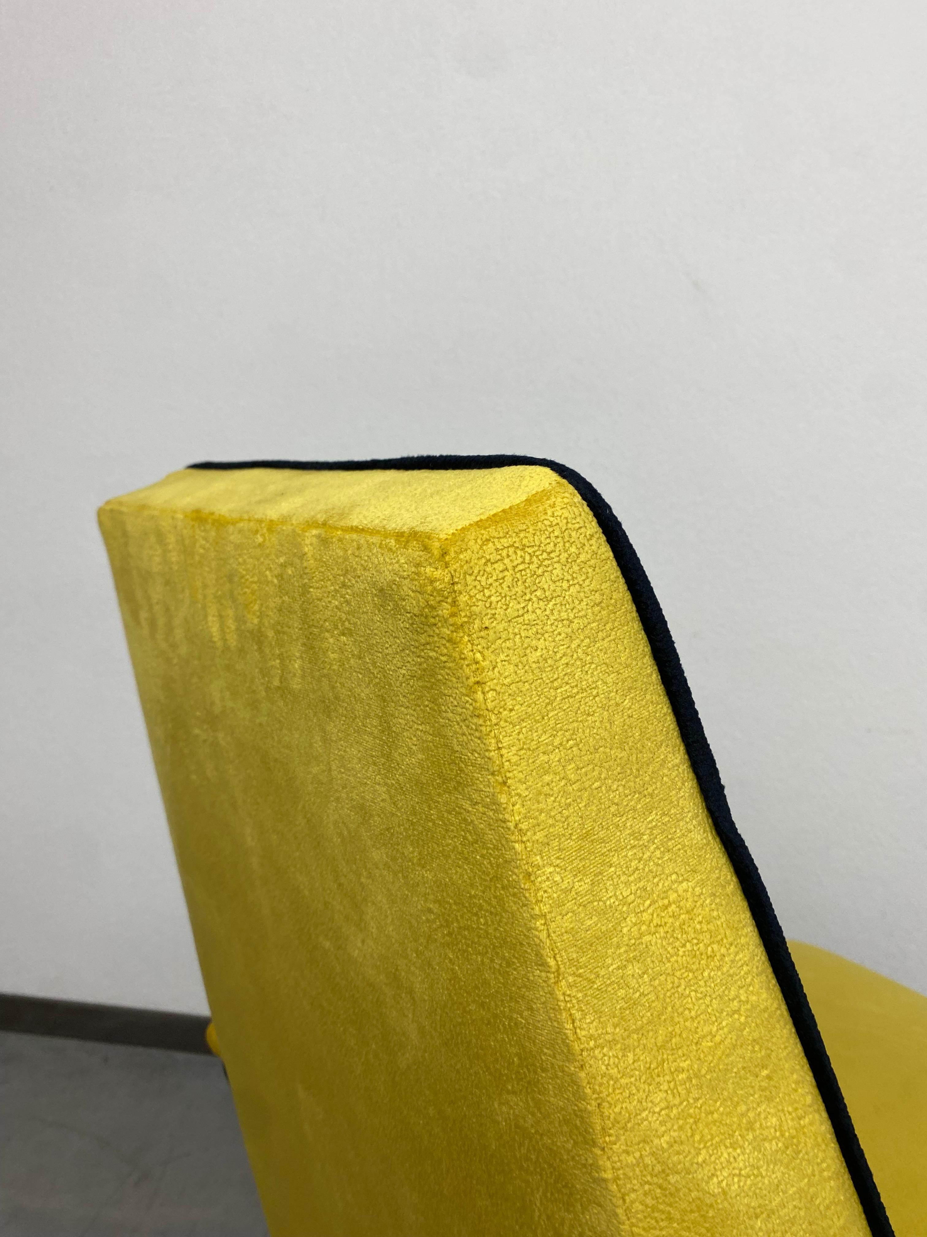 Yellow mid-century design armchairs For Sale 1