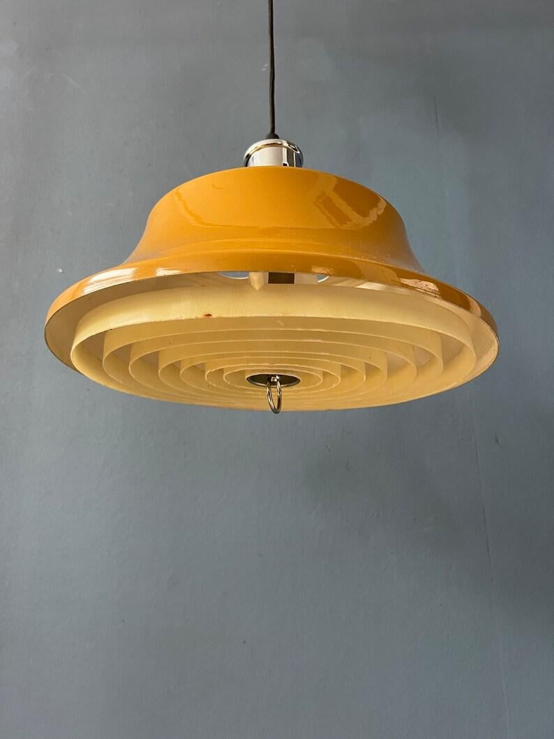 Lampada a sospensione gialla in metallo del Mid Century, anni '70 In condizioni buone in vendita a ROTTERDAM, ZH