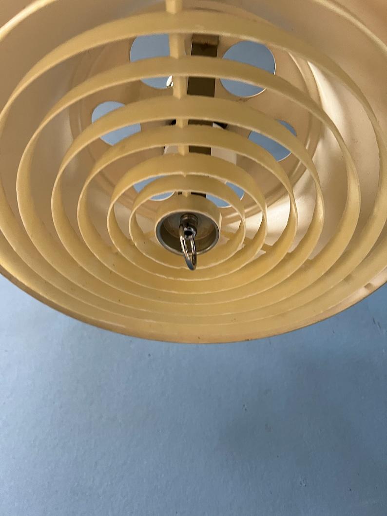XX secolo Lampada a sospensione gialla in metallo del Mid Century, anni '70 in vendita