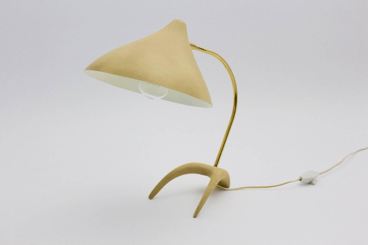 Gelbe Mid-Century Modern Louis Kalff-Tischlampe aus der Mitte des Jahrhunderts 1950er Jahre für Philips Niederlande (20. Jahrhundert) im Angebot