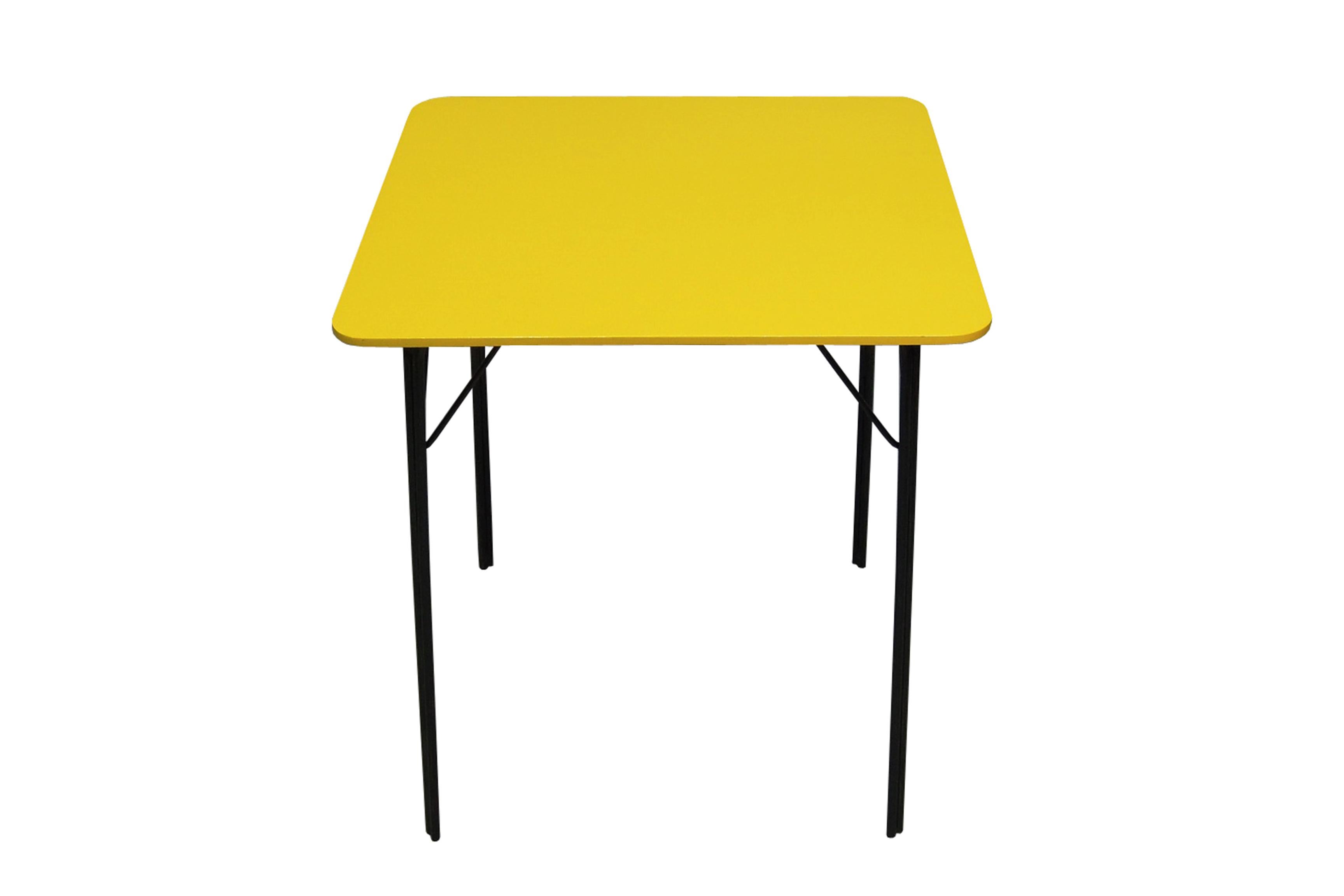 The original color combination of yellow and black makes for a visually striking piece. The slim tabletop with rounded corners and the slender black metal legs formed from two circular tubes joined together create an unusual overall aesthetic. The