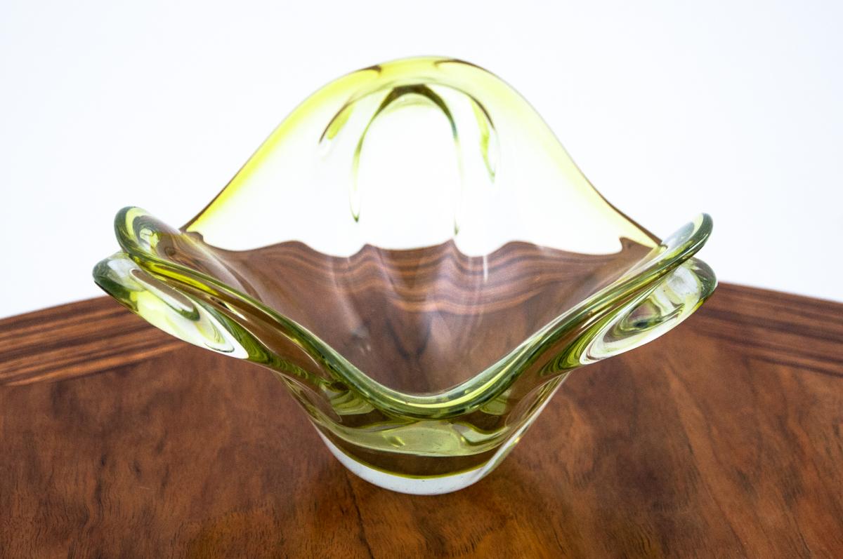 Yellow glass bowl, Poland, 1970s

Very good condition.

Measures: height 10.5 cm / diameter 19 cm.