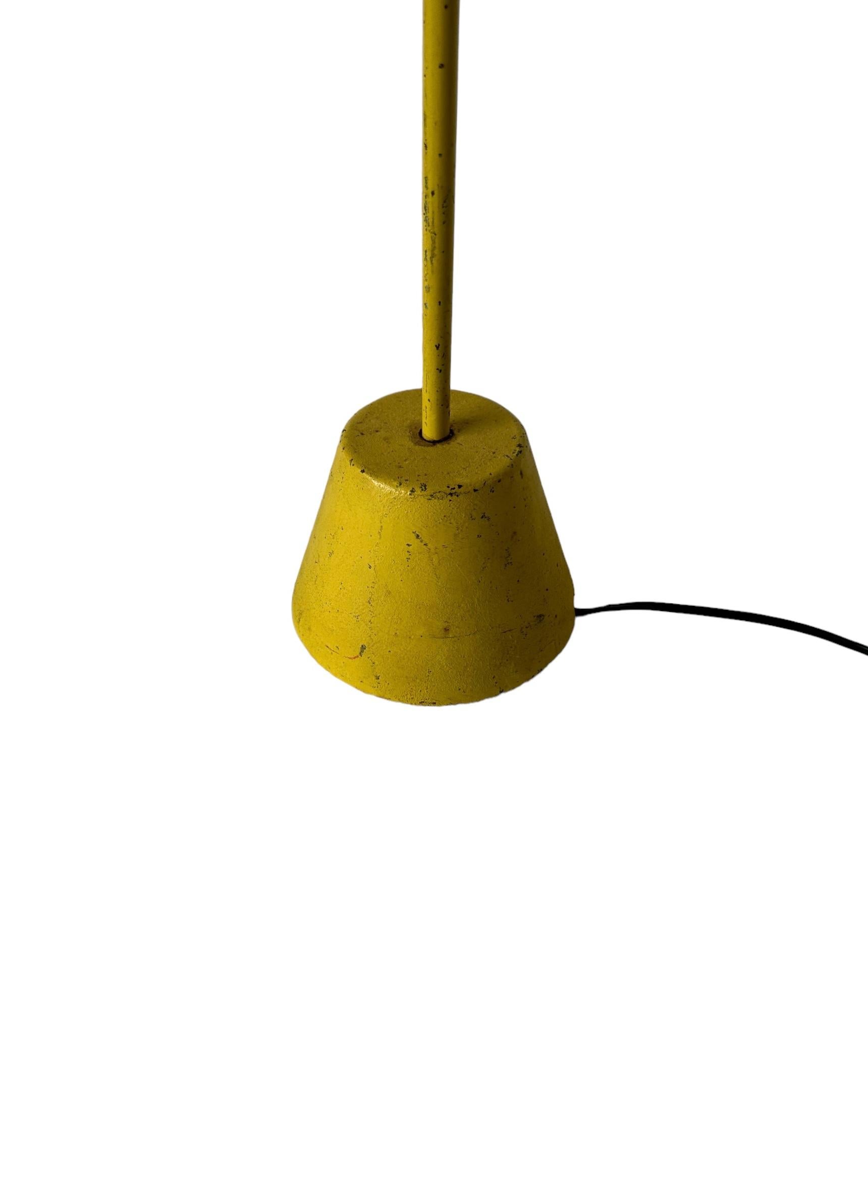 Elegant lampadaire minimaliste jaune. Mât métallique fin ancré par une base conique lourde et chic. Abat-jour disponible pour 99 $ supplémentaires. Nous disposons également d'une deuxième version en noir.