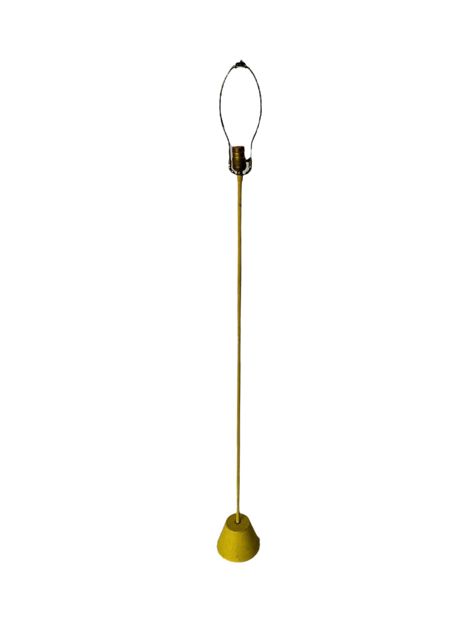 Lampadaire jaune minimaliste mi-siècle moderne en vente 1