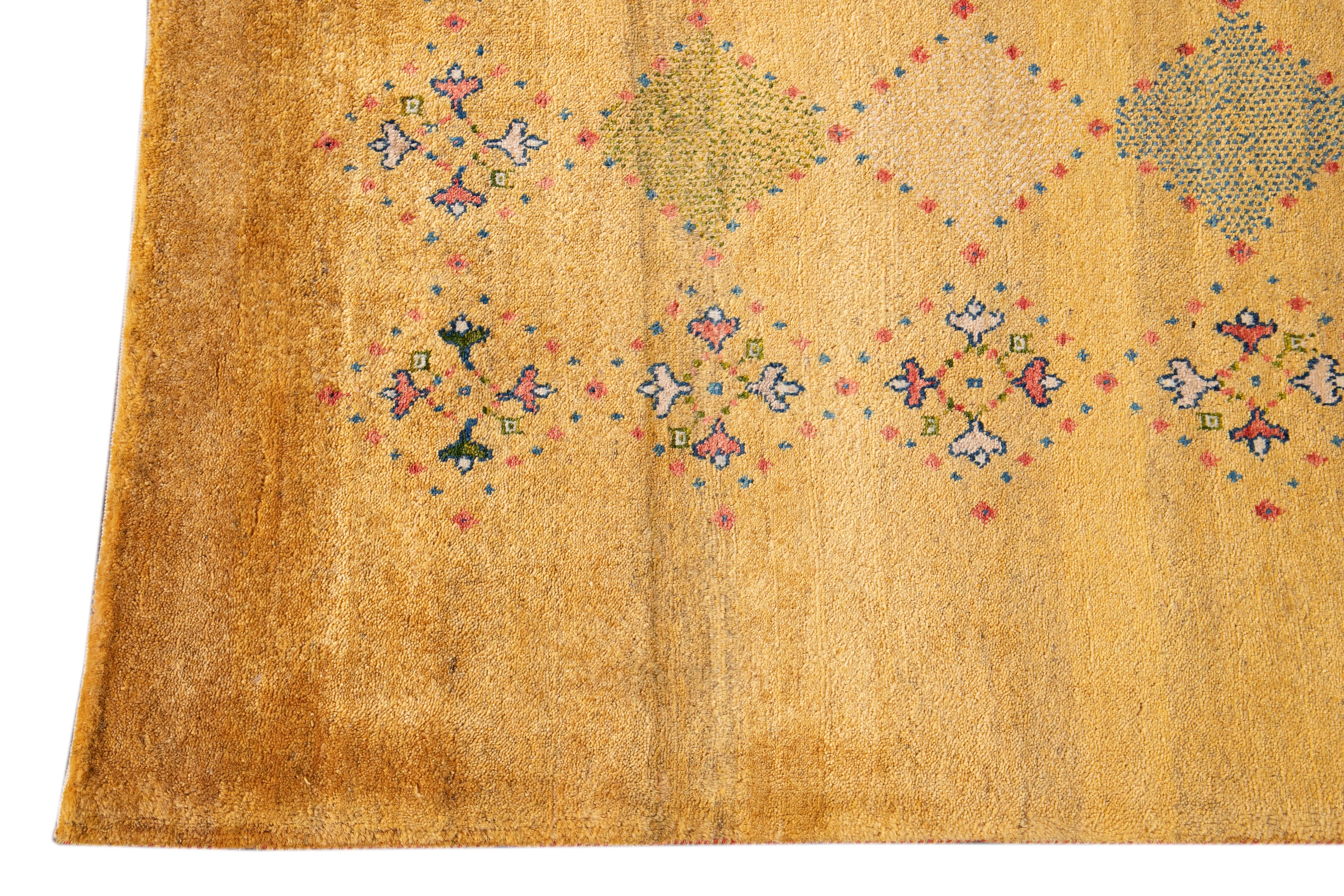 Gelbgelber moderner Gabbeh Persischer handgefertigter Wollteppich (Handgeknüpft) im Angebot