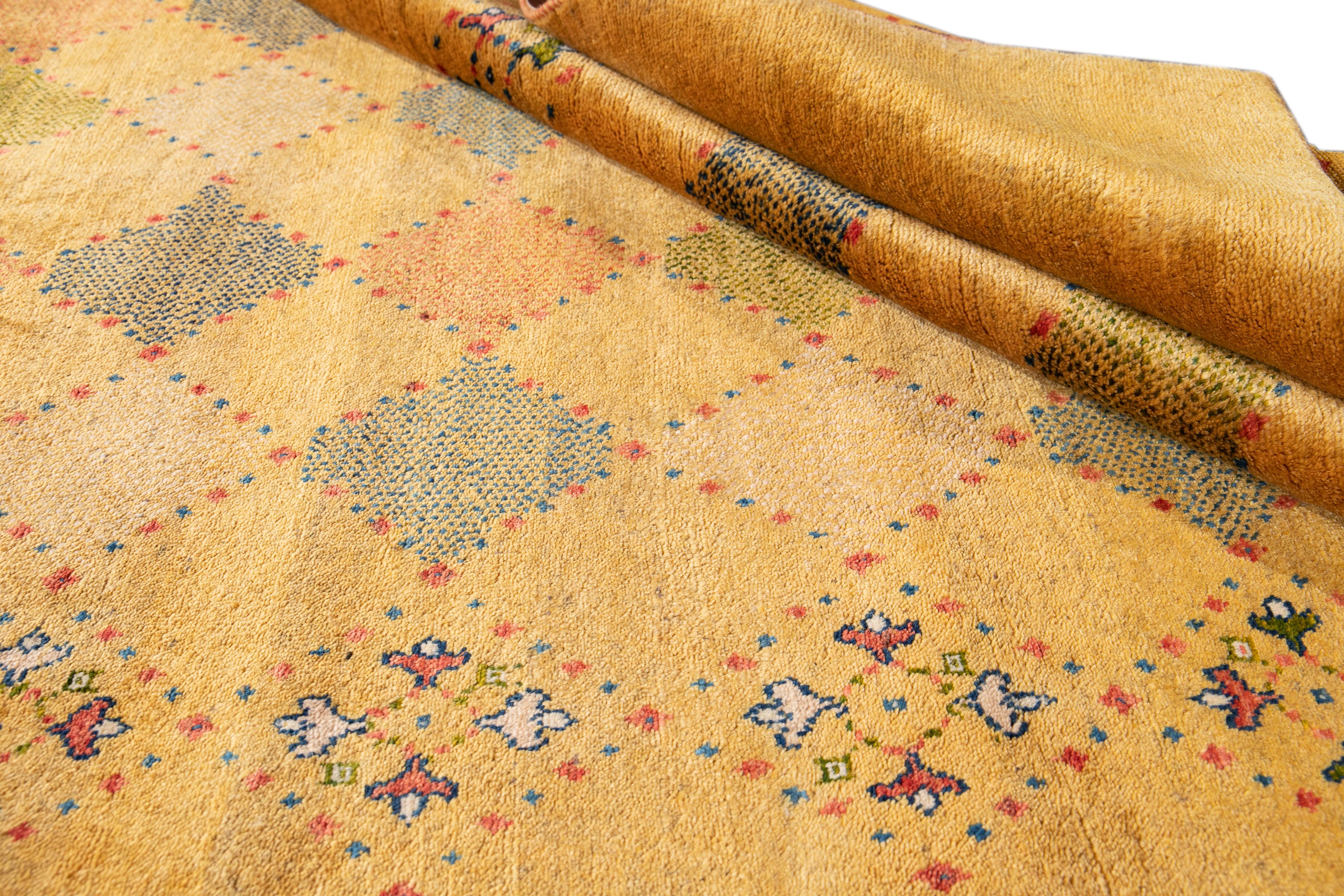 Noué à la main Tapis persan moderne Gabbeh jaune en laine fait à la main en vente