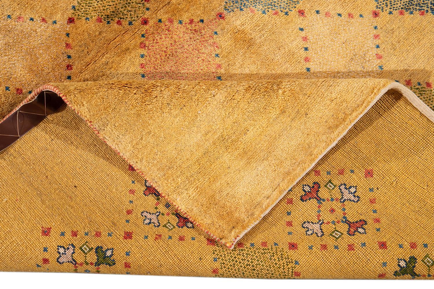 XXIe siècle et contemporain Tapis persan moderne Gabbeh jaune en laine fait à la main en vente