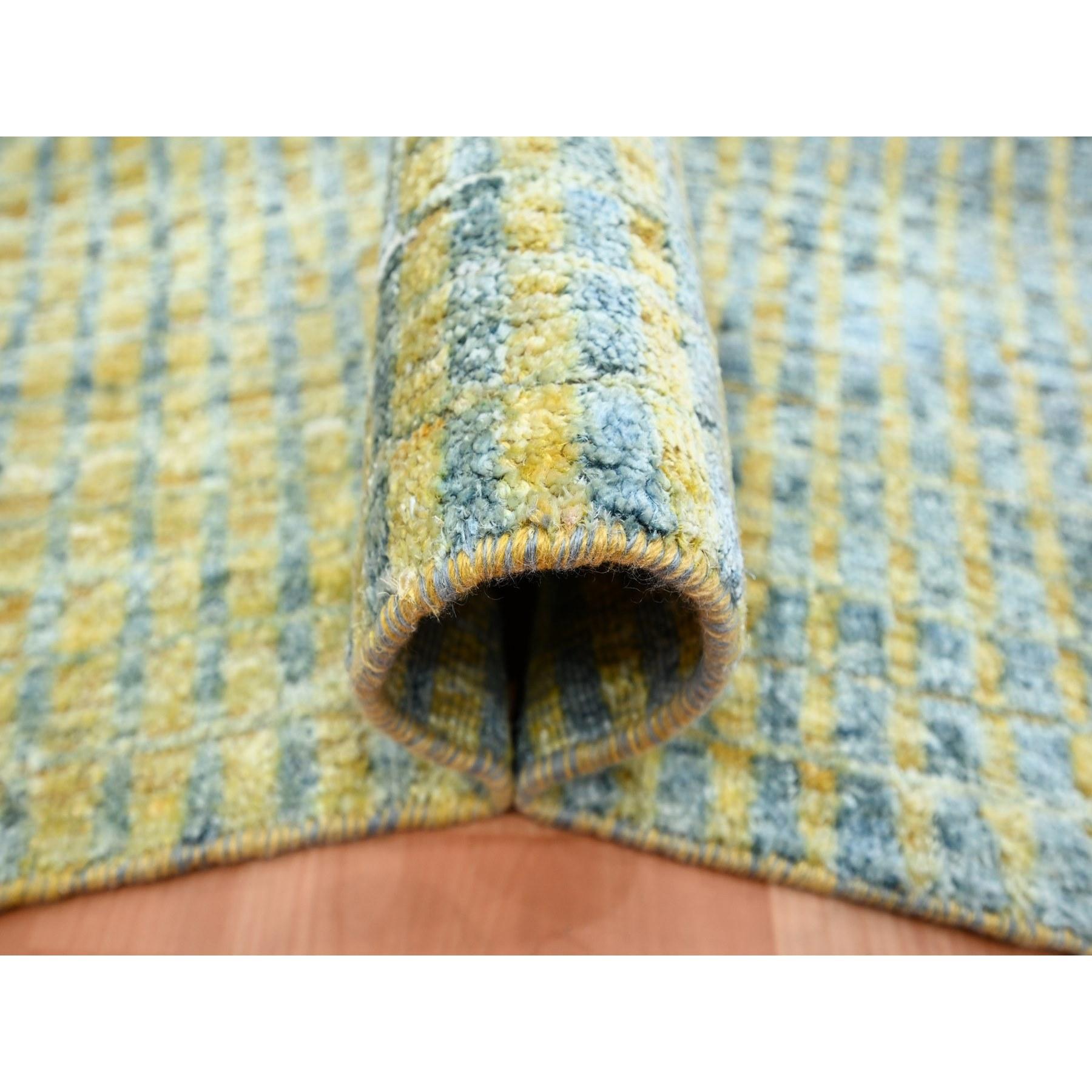 Noué à la main Tapis jaune d'inspiration mi-siècle moderne, noué à la main en vente