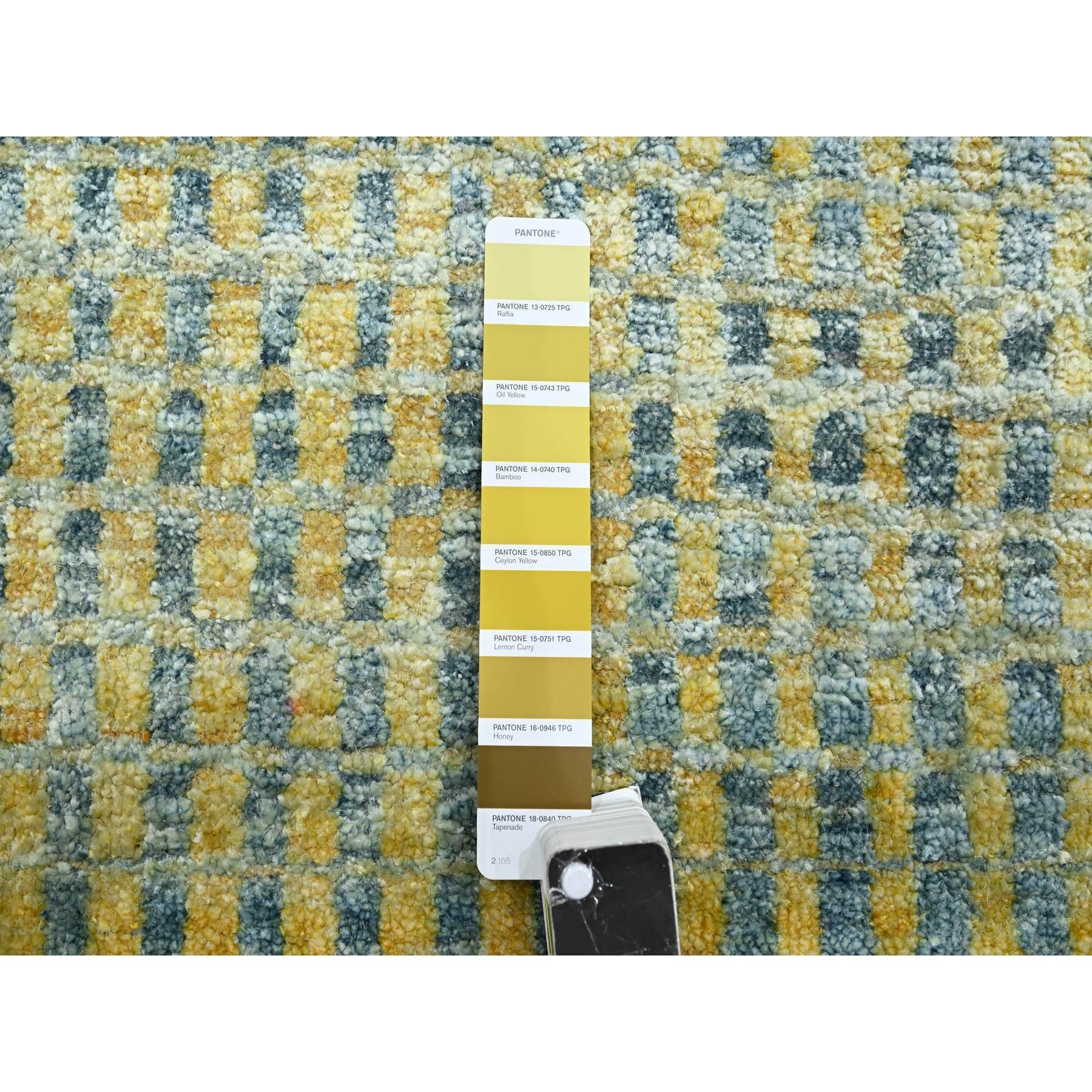 XXIe siècle et contemporain Tapis jaune d'inspiration mi-siècle moderne, noué à la main en vente