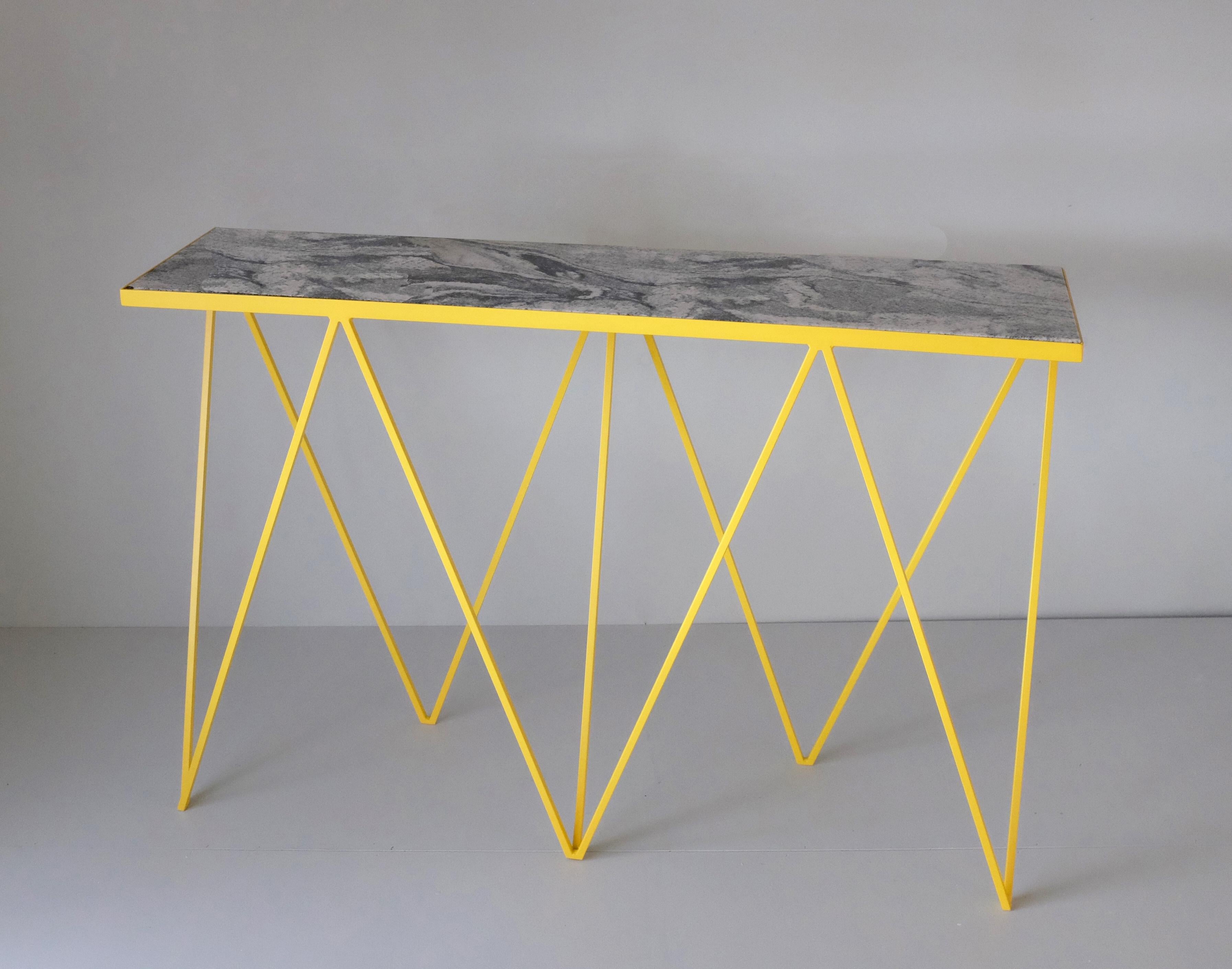 Moderne Table console moderne en acier jaune avec plateau en granit, personnalisable en vente