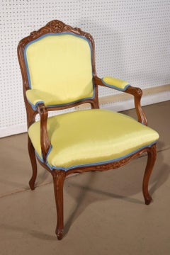 Gelber Moire-Stoff gepolsterter französischer Sessel Fauteuil im Louis-XV-Stil