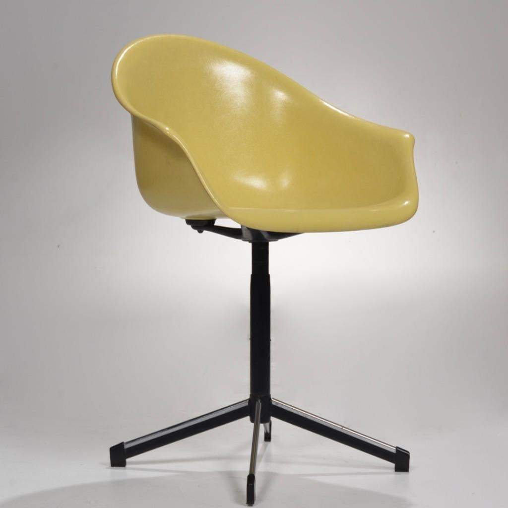 Mid-Century Modern Yellow Molded Fiberglass Swivel Shell Chair