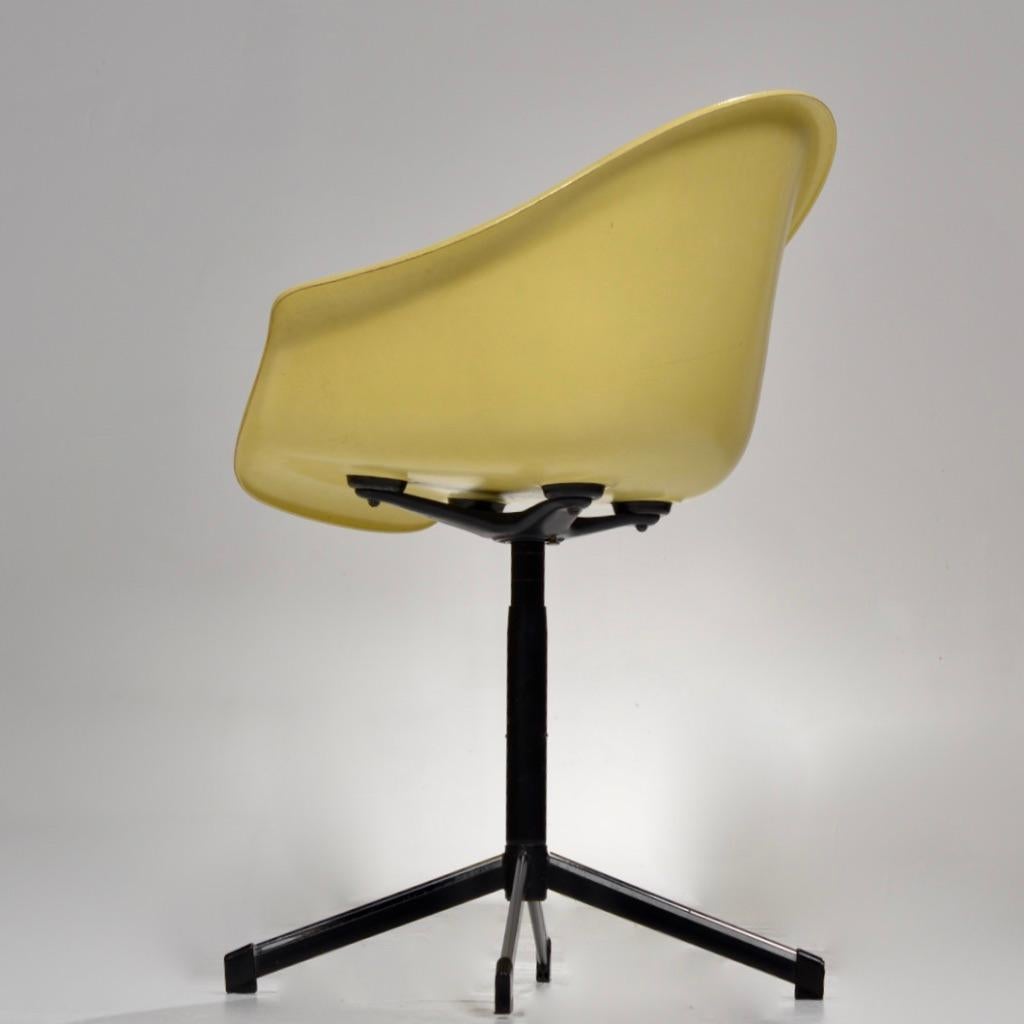 Yellow Molded Fiberglass Swivel Shell Chair In Good Condition In Los Angeles, CA