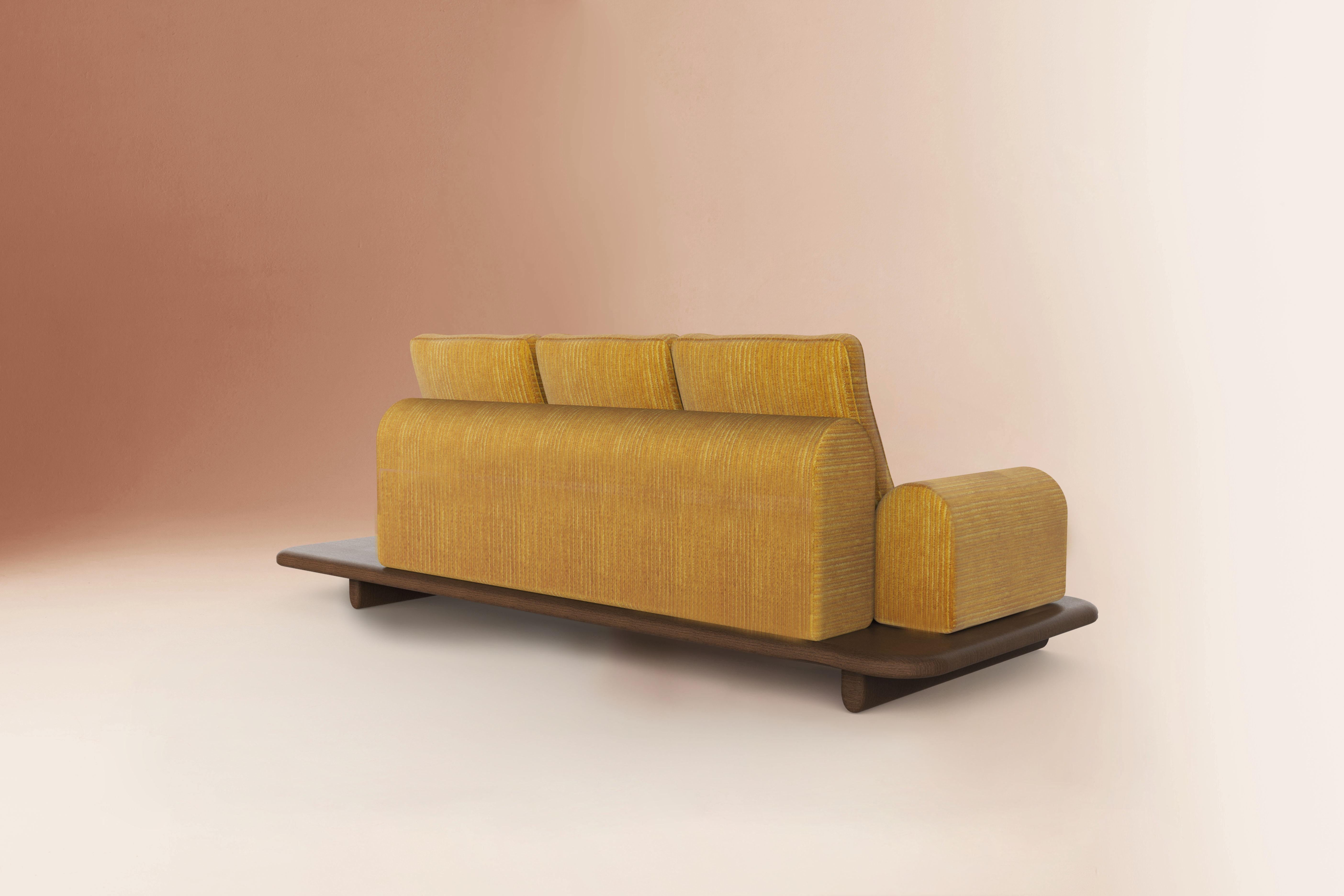 Canapé Moreto jaune par Dovain Studio
Dimensions : H 84 x L 240 x P 96 x SH 39 cm : H 84 x L 240 x P 96 x SH 39 cm
MATERIAL : Tissu, bois

DOVAIN STUDIO
Directional de Sergio Prieto, artiste-designer espagnol né à Talavera de la Reina en 1994. Il