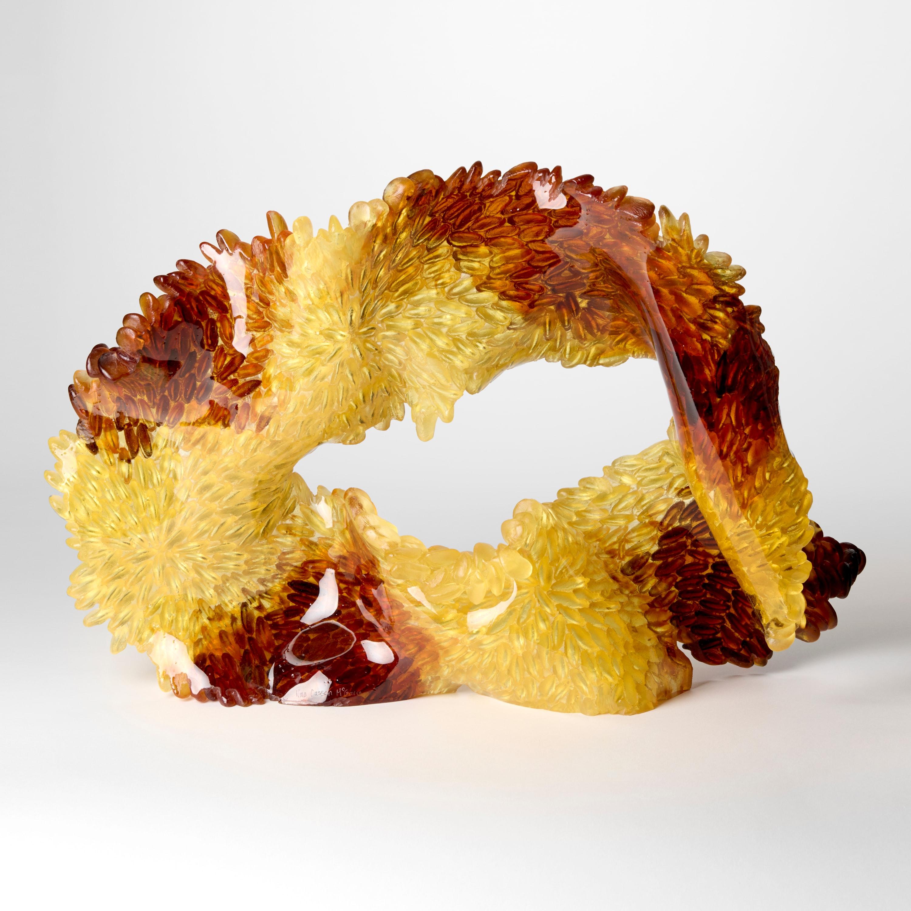 Britannico Yellow Motion, scultura in vetro testurizzato giallo e ambra di Nina Casson McGarva in vendita